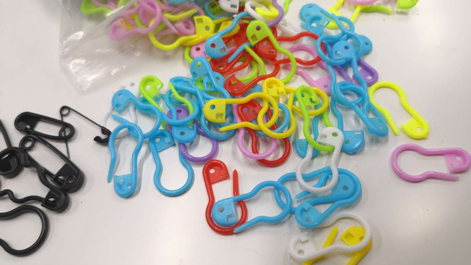 22mm plastic gourd pin, colored plastic gourd pin, white children's clothing tag, special small gourd pin plastic safety pin for hanging rope detail image 2