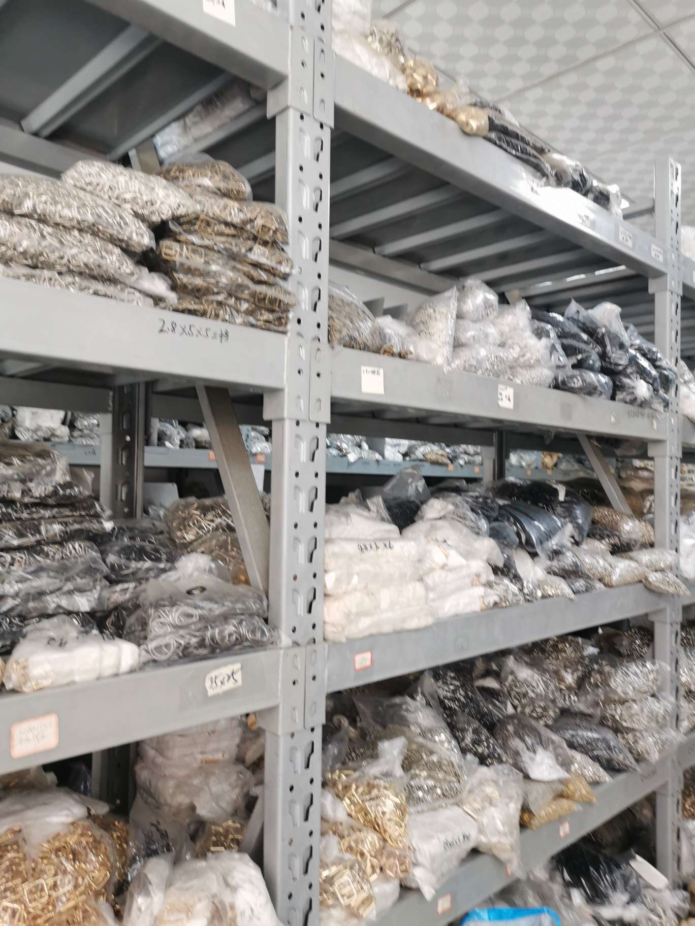 Factory direct sales, large quantity in stock, wholesale and retail, non-fading new process hardware zipper heads, luggage, shopping bags, cosmetic bags, clothing accessories, double-sided nails 1 Application Scenario