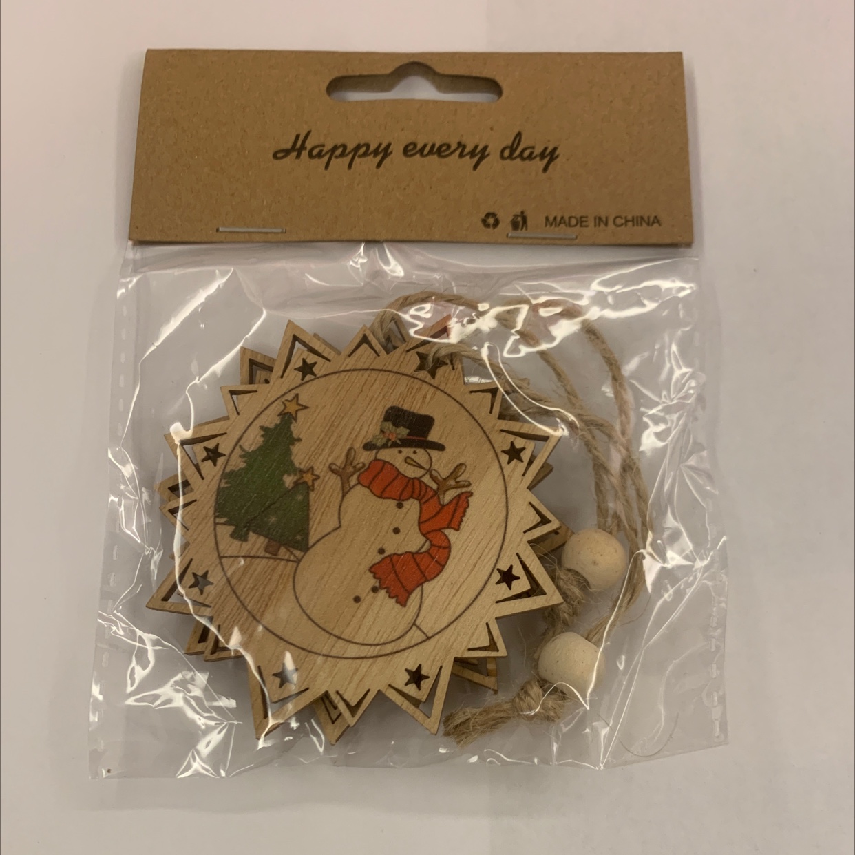 Grey background with color-printed Christmas hemp rope, two strings of natural wood-colored wood beads, one package, gift decoration, wooden 109