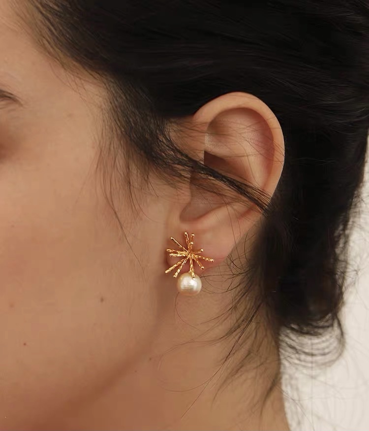 Dingxin Accessories S925 Silver Needle Earrings 912091, a popular new product in foreign trade, is a fashionable metal earring with a European and American style. Wholesale supply from the manufacturer Application Scenario