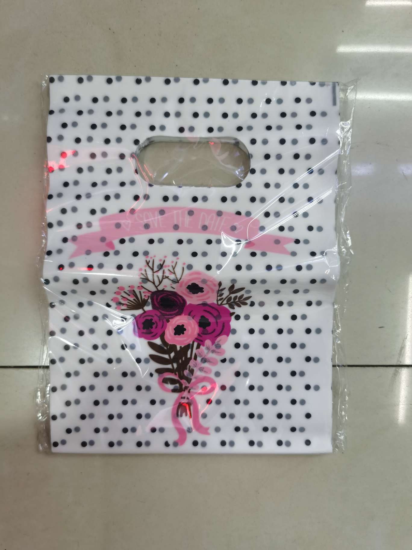 玫瑰花塑料袋低压塑料袋.PE塑料袋。有心形.花型.圆形.圆点.条纹.圆圈.美女图案.字母图案.人物图案.玫瑰花图案、铁塔详情图2