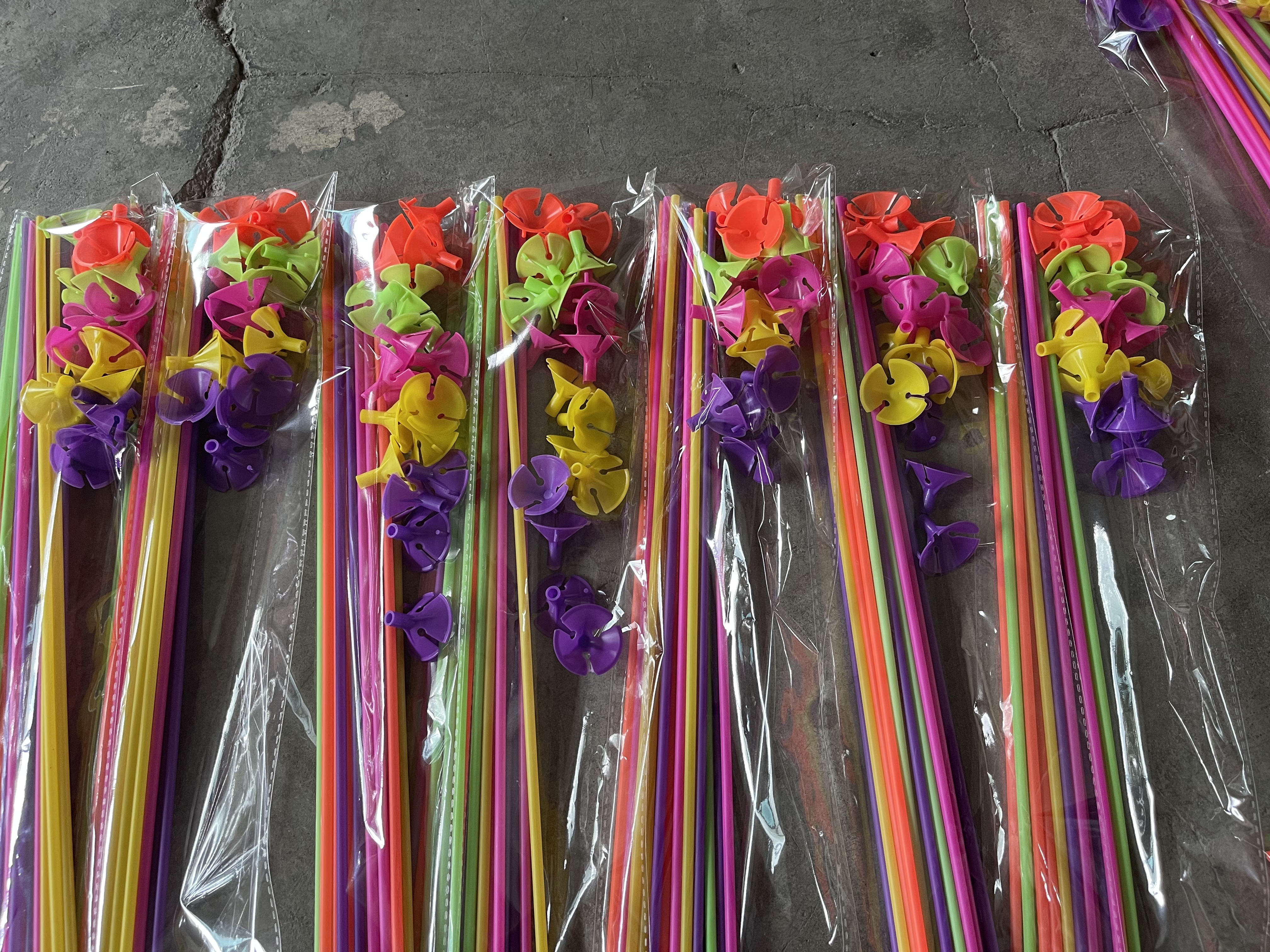 Balloon support rod, balloon accessories, party supplies, thickened balloon stick [arch stand], large balloon support rod 27/32/40 cm, latex balloon, large size for sale on the street, balloon stick support Application Scenario
