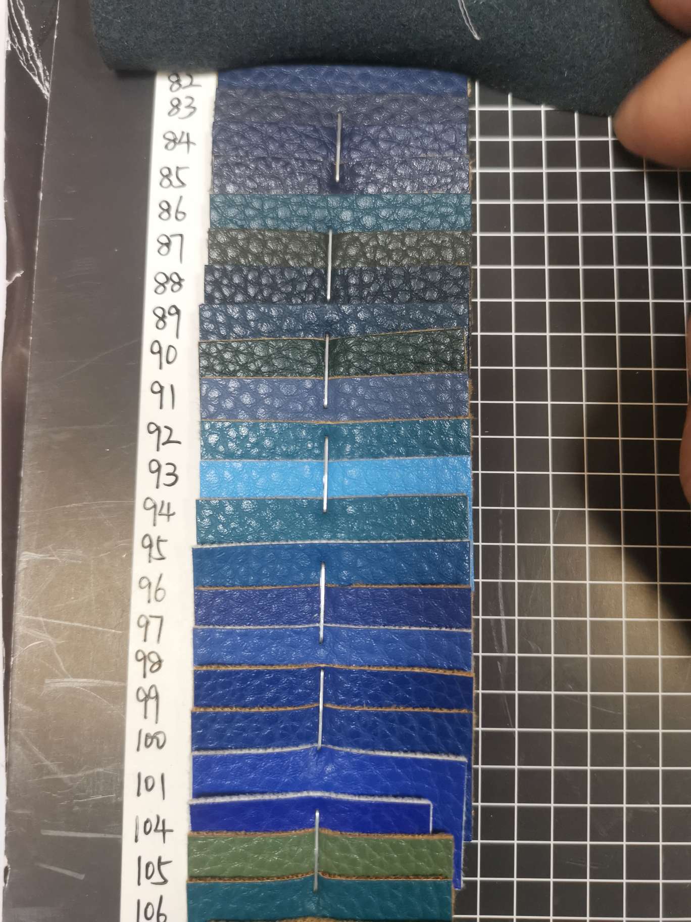 2289 117 Factory direct sales of new leather a large number of spot high school low grade luggage sofa shoe material fabric Application Scenario