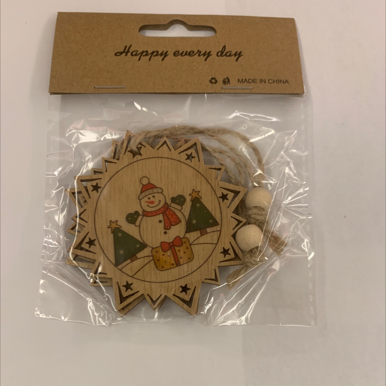 Grey background with color-printed Christmas hemp rope, two strings of natural wood-colored wood beads, one package, gift decoration, wooden 132