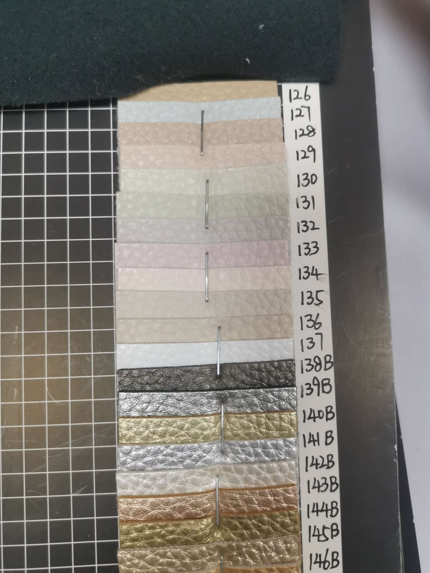 2289 117 Factory direct sales of new leather a large number of spot high school low grade luggage sofa shoe material fabric details Picture