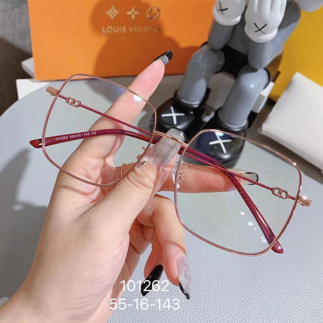 In September, the new 101262 nearsighted eye frames were saved for 2 months and removed from the shelves