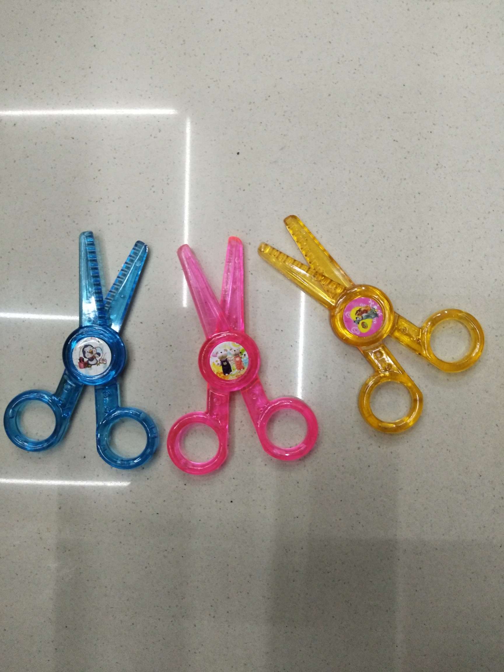 Children's scissors, kindergarten safety scissors, all-plastic safety scissors, scissors, stationery scissors, children's handicraft scissors, office and educational scissors, tools, lace, several patterns, tooth-shaped scissors Application Scenario