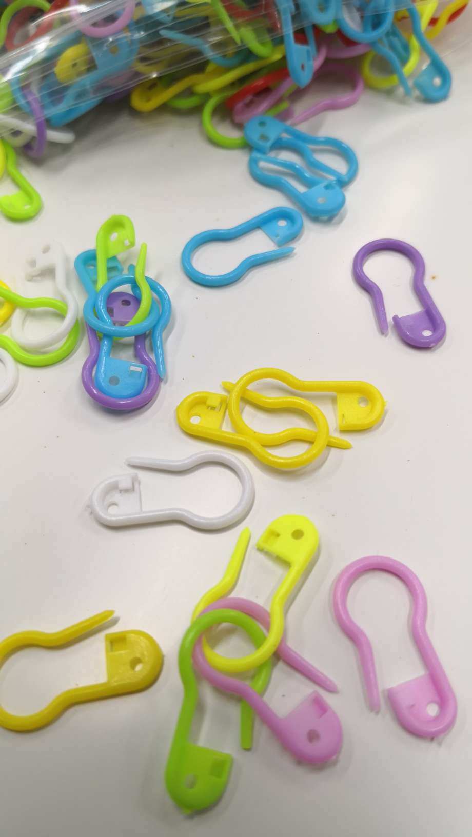 22mm plastic gourd pin, colored plastic gourd pin, white children's clothing tag, special small gourd pin plastic safety pin for hanging rope detail image 1