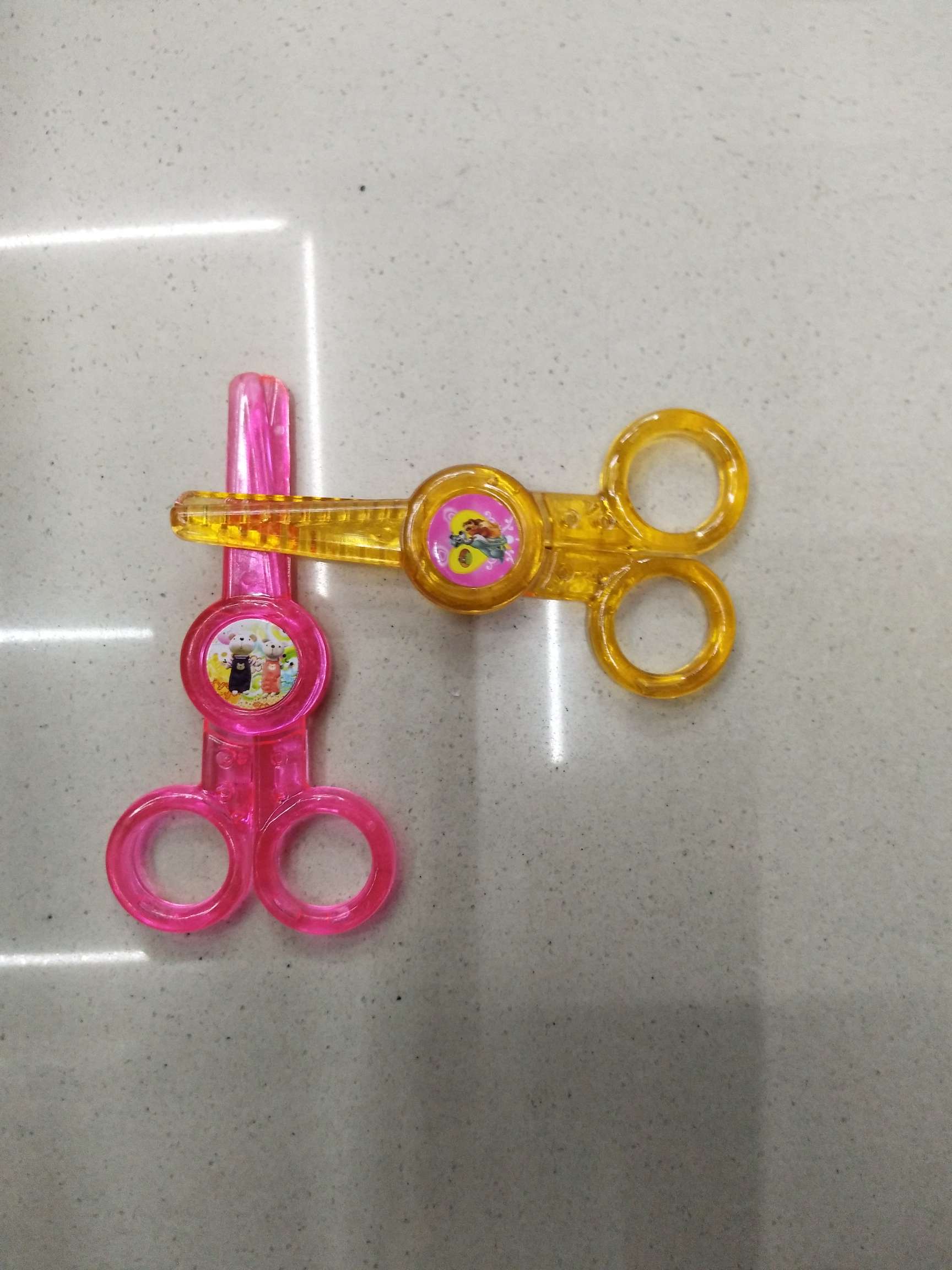 Children's scissors, kindergarten safety scissors, all-plastic safety scissors, scissors, stationery scissors, children's handicraft scissors, office and educational scissors, tools, lace, several patterns, tooth-shaped scissors details Picture