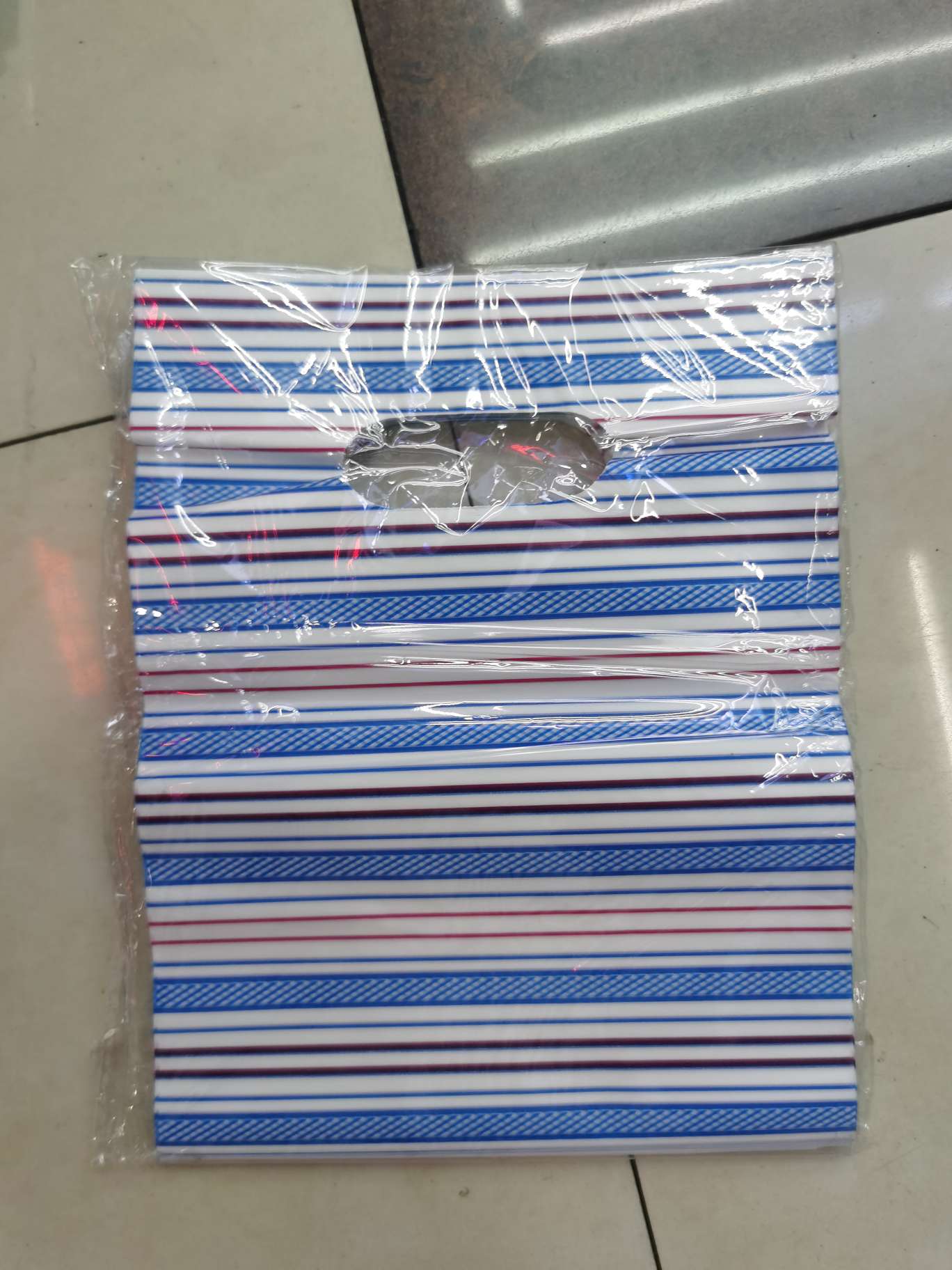 玫瑰花塑料袋低压塑料袋.PE塑料袋。有心形.花型.圆形.圆点.条纹.圆圈.美女图案.字母图案.人物图案.玫瑰花图案、铁塔产品图