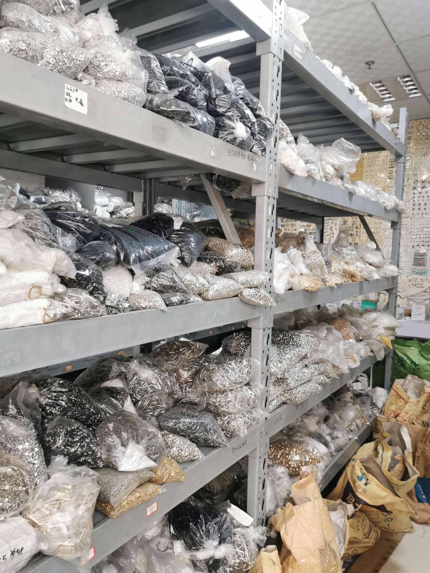 Factory direct sales, large quantity in stock, wholesale and retail, non-fading new process hardware zipper heads, luggage, shopping bags, cosmetic bags, clothing accessories, double-sided nails 2 details Picture