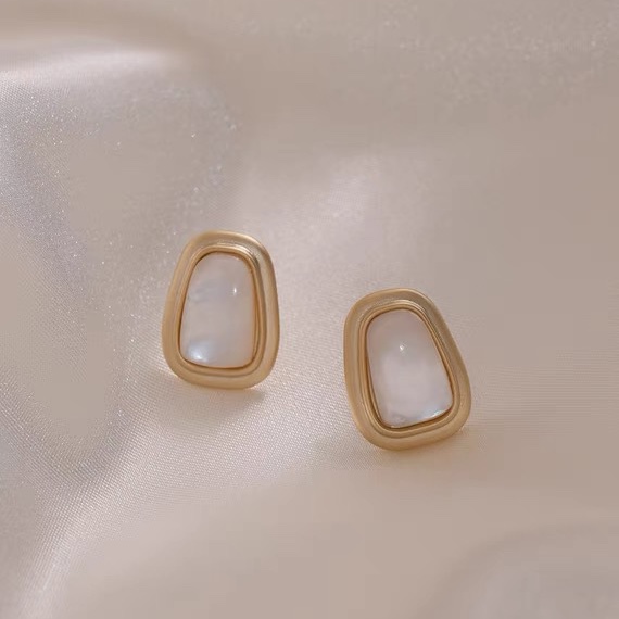 Fashionable and versatile stud earrings, retro and individual, long super flash zircon, ethnic style, versatile tassels, seven-color earrings, copper earrings, Yiwu cat's eye