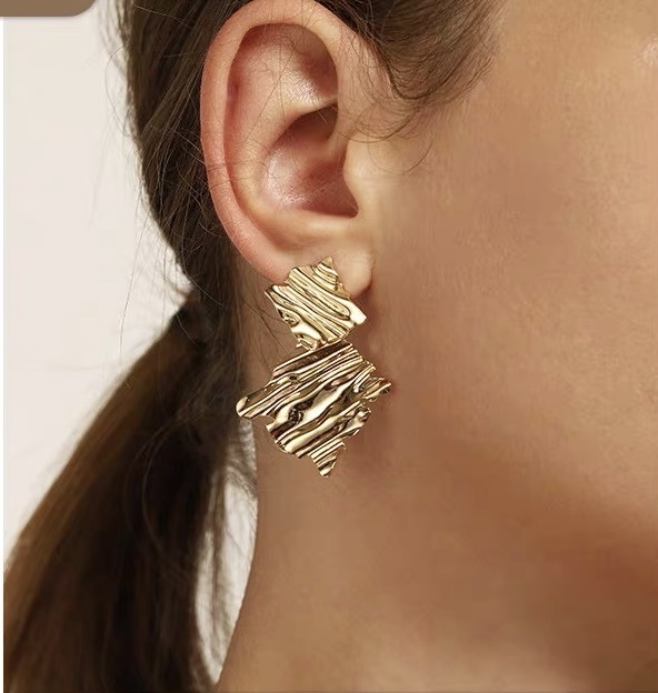 Dingxin Accessories S925 Silver Needle Earrings 912098, a popular new product for foreign trade, is a fashionable metal earring with a European and American style. Wholesale supply from the manufacturer details Picture