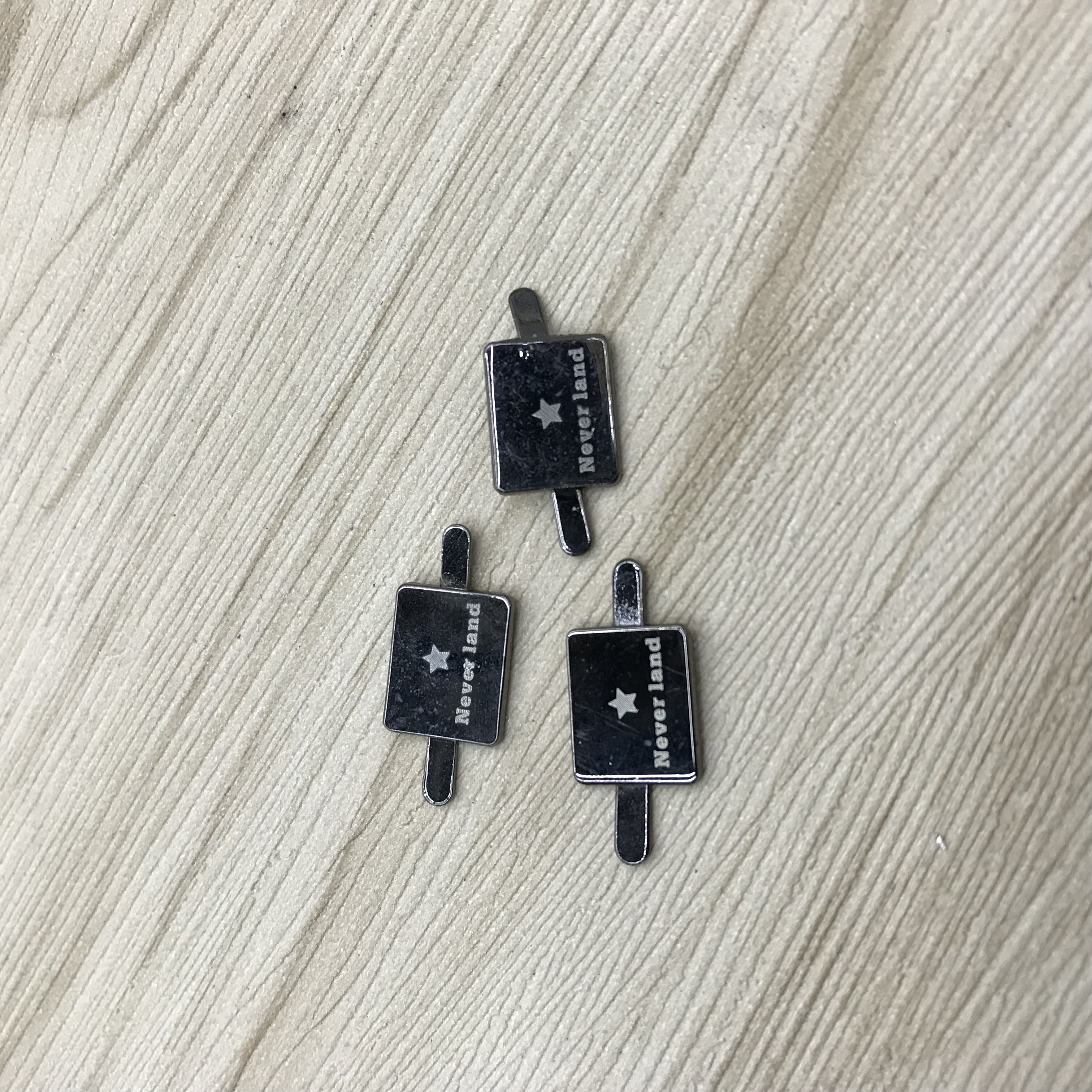 Laser marking of alloy for clothing accessories detail image 4