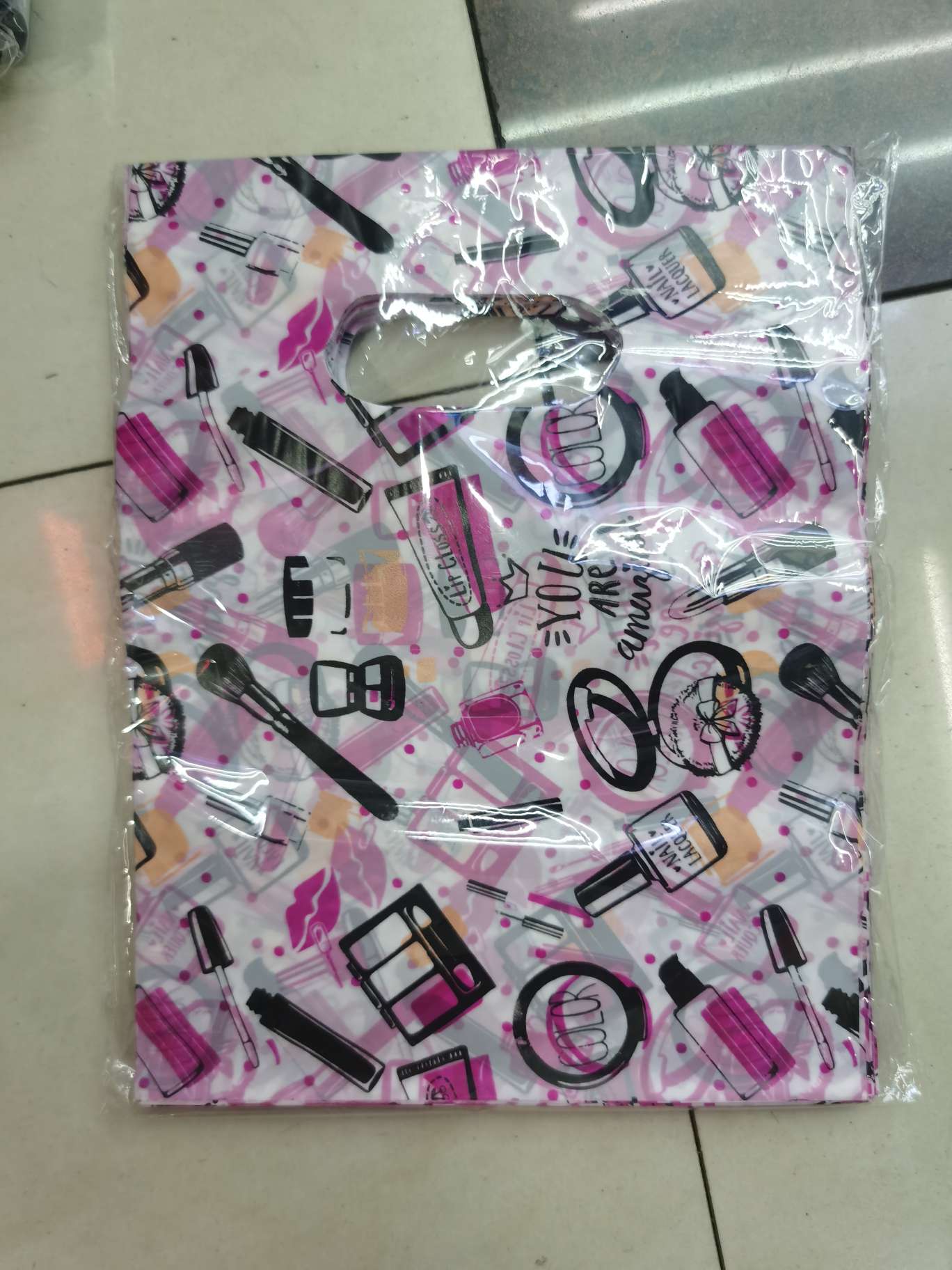 玫瑰花塑料袋低压塑料袋.PE塑料袋。有心形.花型.圆形.圆点.条纹.圆圈.美女图案.字母图案.人物图案.玫瑰花图案、铁塔细节图