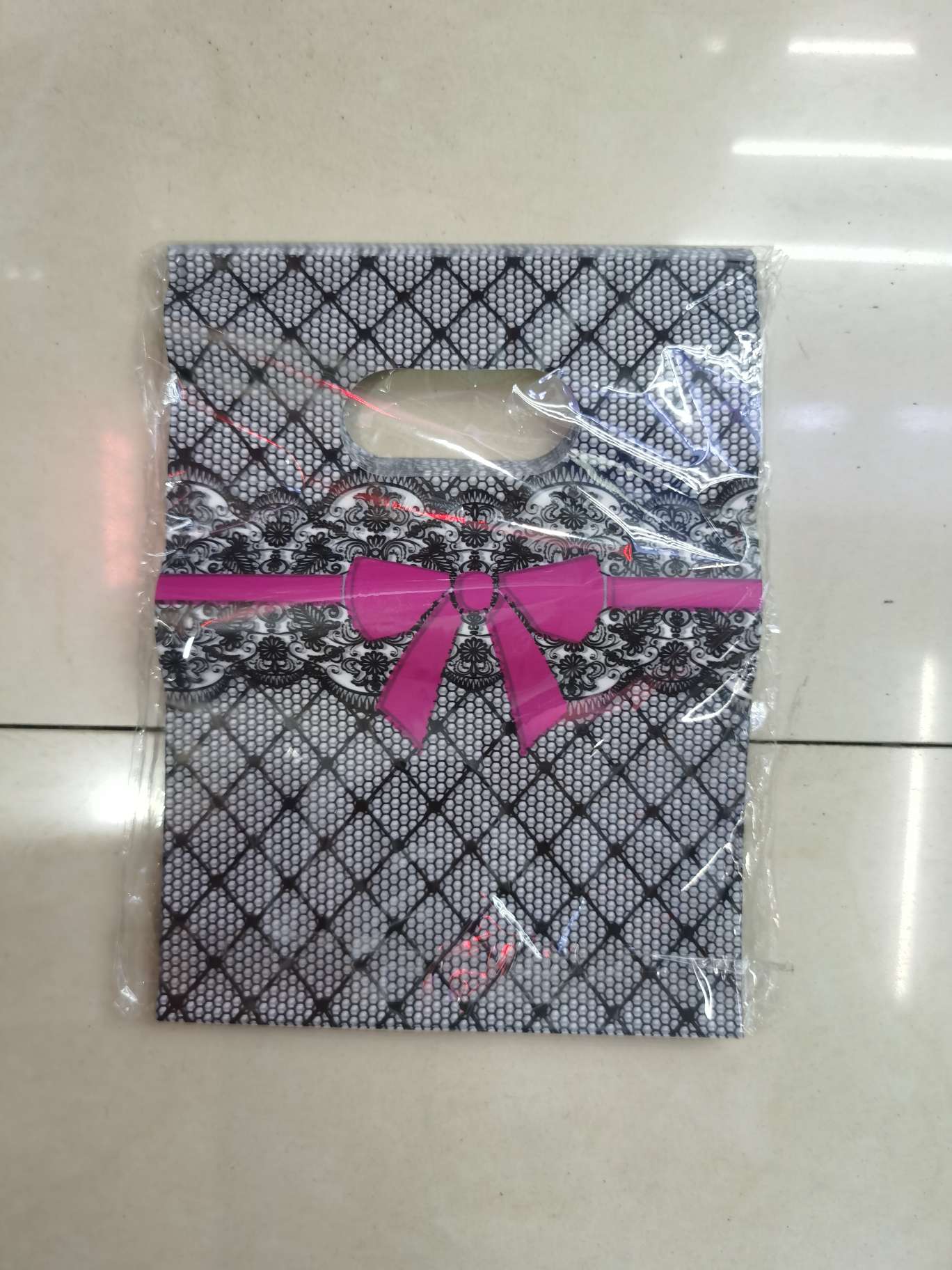 玫瑰花塑料袋低压塑料袋.PE塑料袋。有心形.花型.圆形.圆点.条纹.圆圈.美女图案.字母图案.人物图案.玫瑰花图案、铁塔详情图3