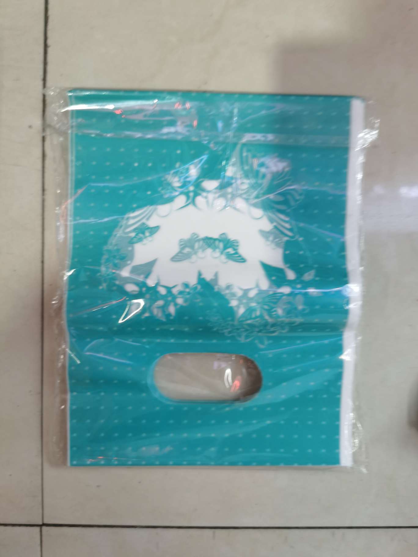 PE clothing bags, heart-shaped plastic bags, striped plastic bags, low-pressure plastic bags. PE plastic bag. There are heart-shaped, flower-shaped and round ones. Dots. Stripes. Circles. Beauty pattern. Letter pattern. Character pattern details Picture