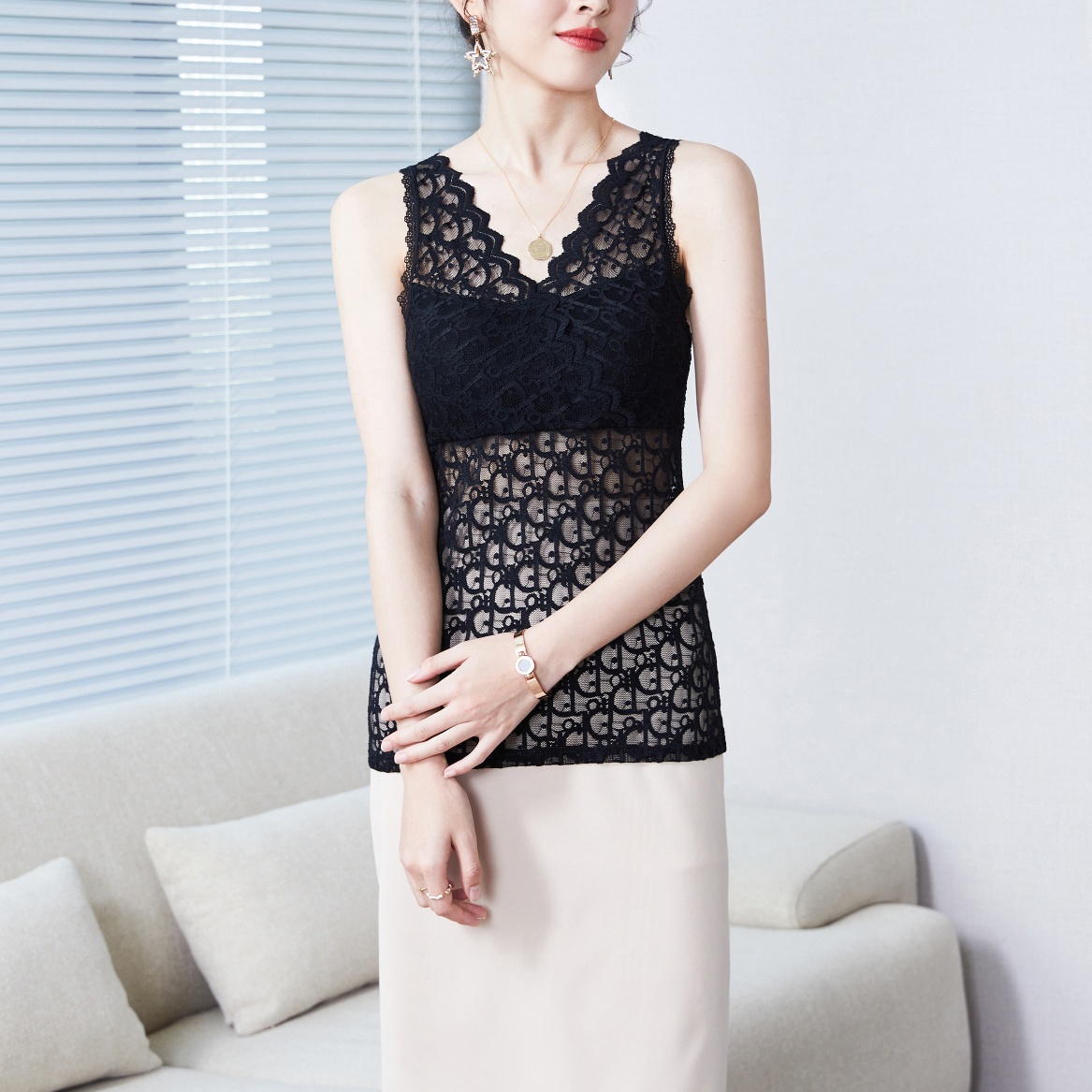 A lace halter top women's summer suit with a large, satin-designed, niche base layer and a French top 110