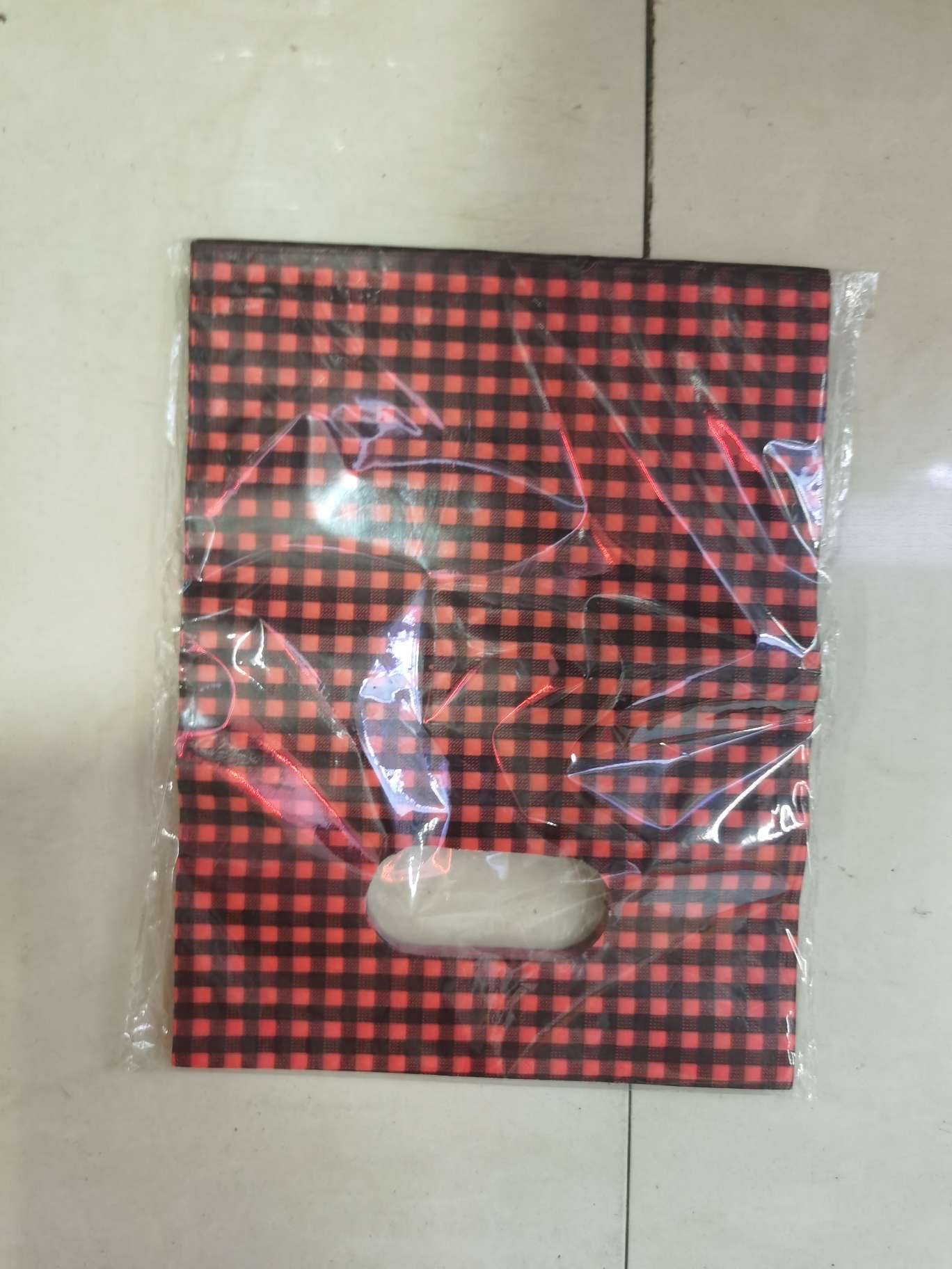 PE clothing bags, heart-shaped plastic bags, striped plastic bags, low-pressure plastic bags. PE plastic bag. There are heart-shaped, flower-shaped and round ones. Dots. Stripes. Circles. Beauty pattern. Letter pattern. Character pattern Item Picture