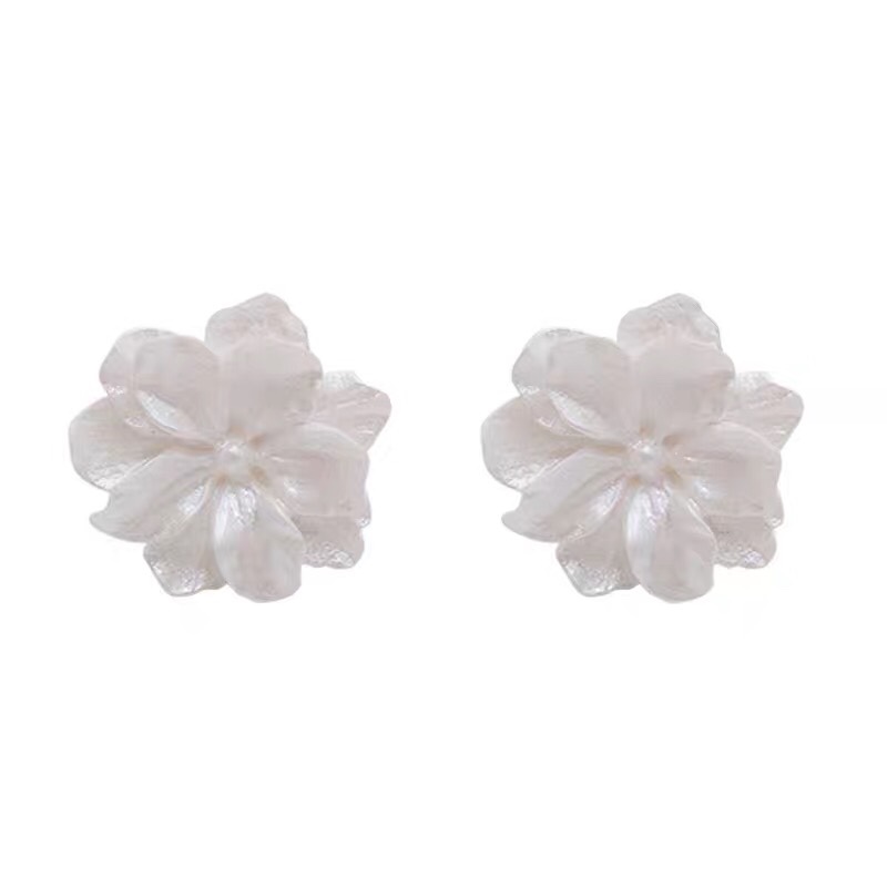 Summer white flower earrings exaggerated new temperament goddess fan sweet design white studs