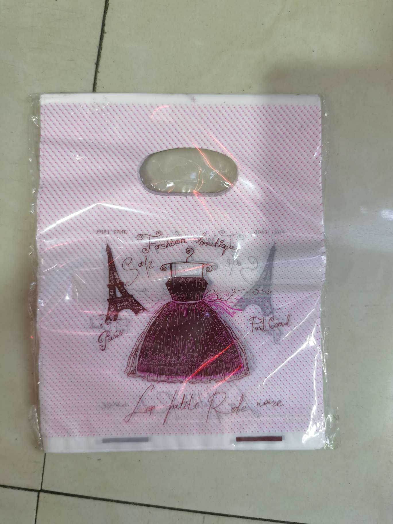 PE clothing bags, heart-shaped plastic bags, striped plastic bags, low-pressure plastic bags. PE plastic bag. There are heart-shaped, flower-shaped and round ones. Dots. Stripes. Circles. Beauty pattern. Letter pattern. Character pattern Application Scenario