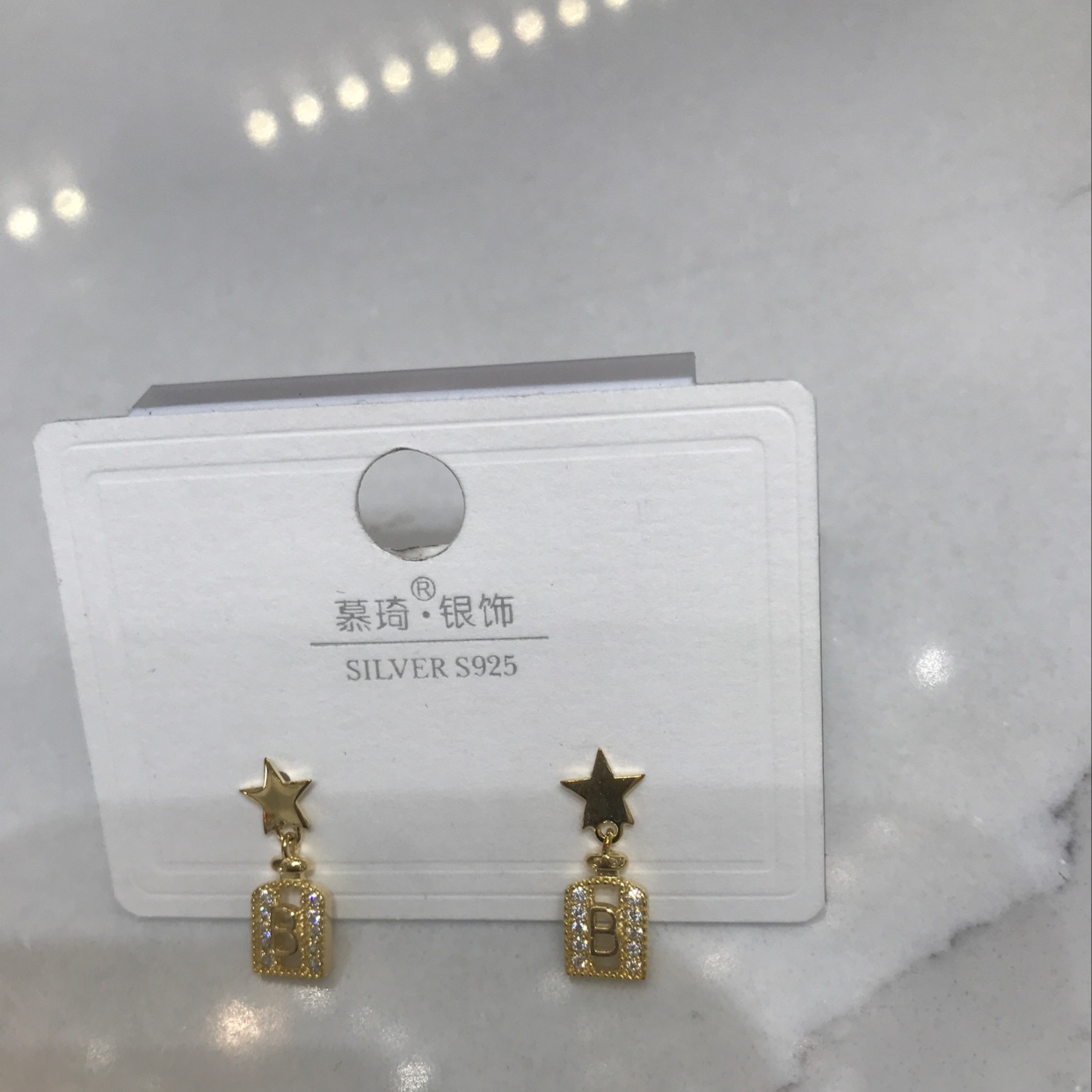 小项链白底实物图
