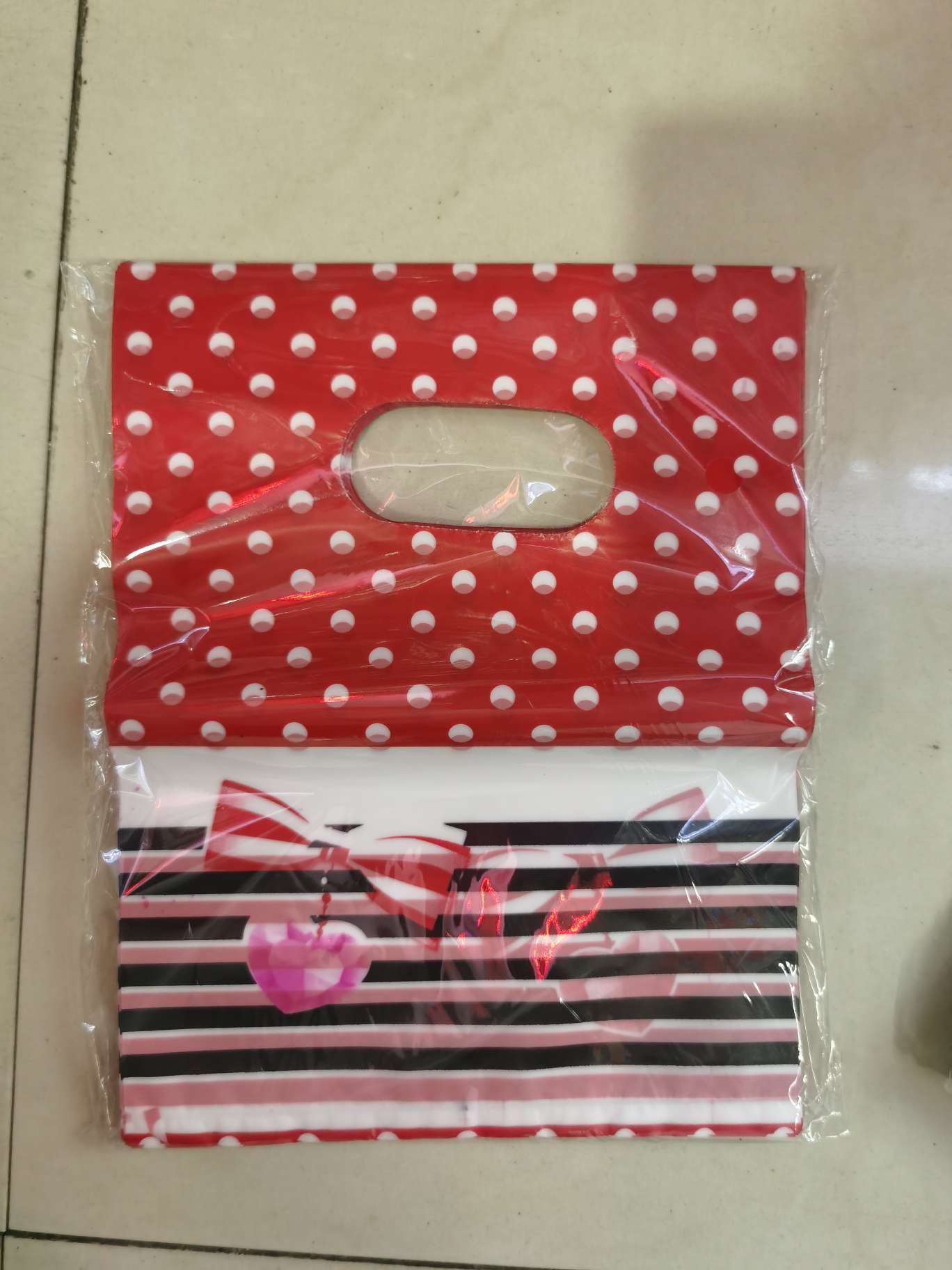 Plastic bags, pe flower bags, heart-shaped plastic bags, striped plastic bags, low-pressure plastic bags PE plastic bag. There are heart-shaped, flower-shaped and round ones. Dots. Stripes. Circles. Beauty pattern. Letter pattern. "Character" Specification image