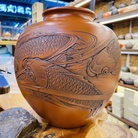 作者：古川寿仙（嘉胤）出生于大正十四年朱泥雕刻鲤鱼（年年有余）花瓶 花器 日本常滑烧