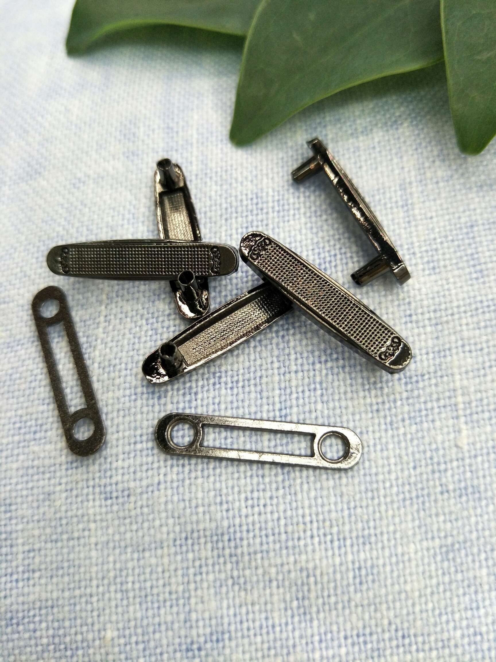 服装配件装饰扣 枪黑异形标牌 三角标牌 箱包配件 鞋服配件详情图3