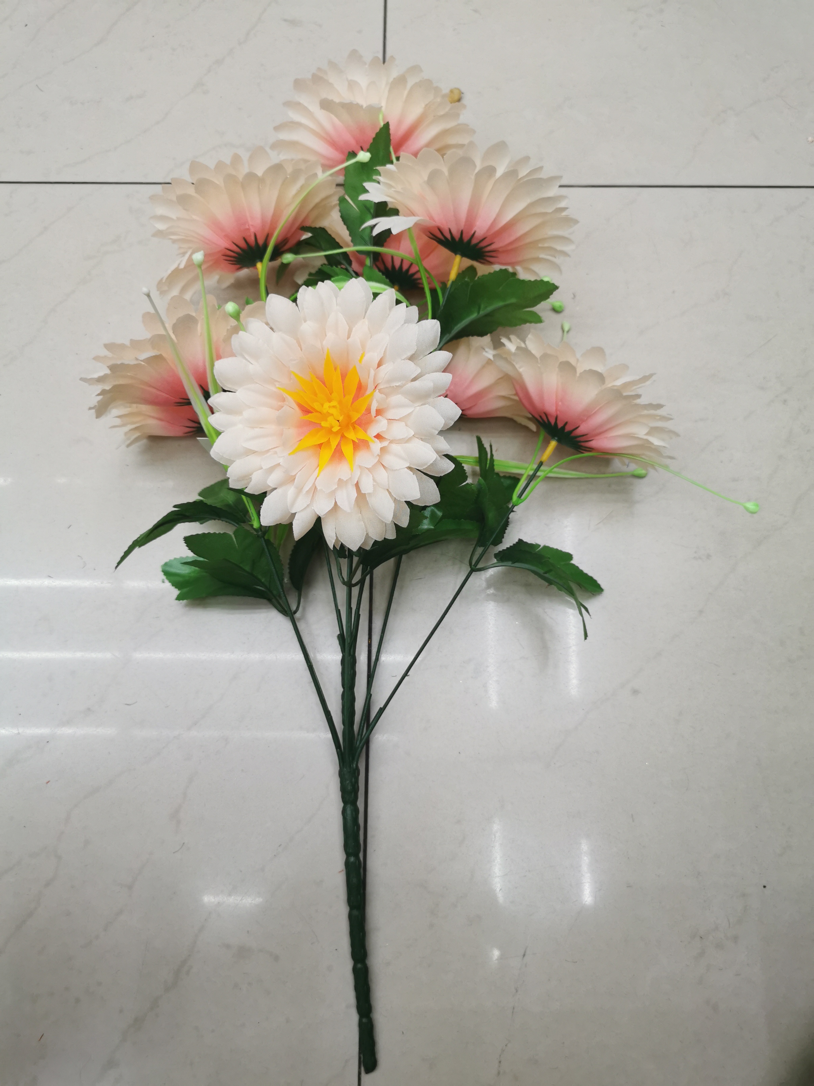 The glorious moment of 18 new chrysanthemum artificial flower skin in France Application Scenario