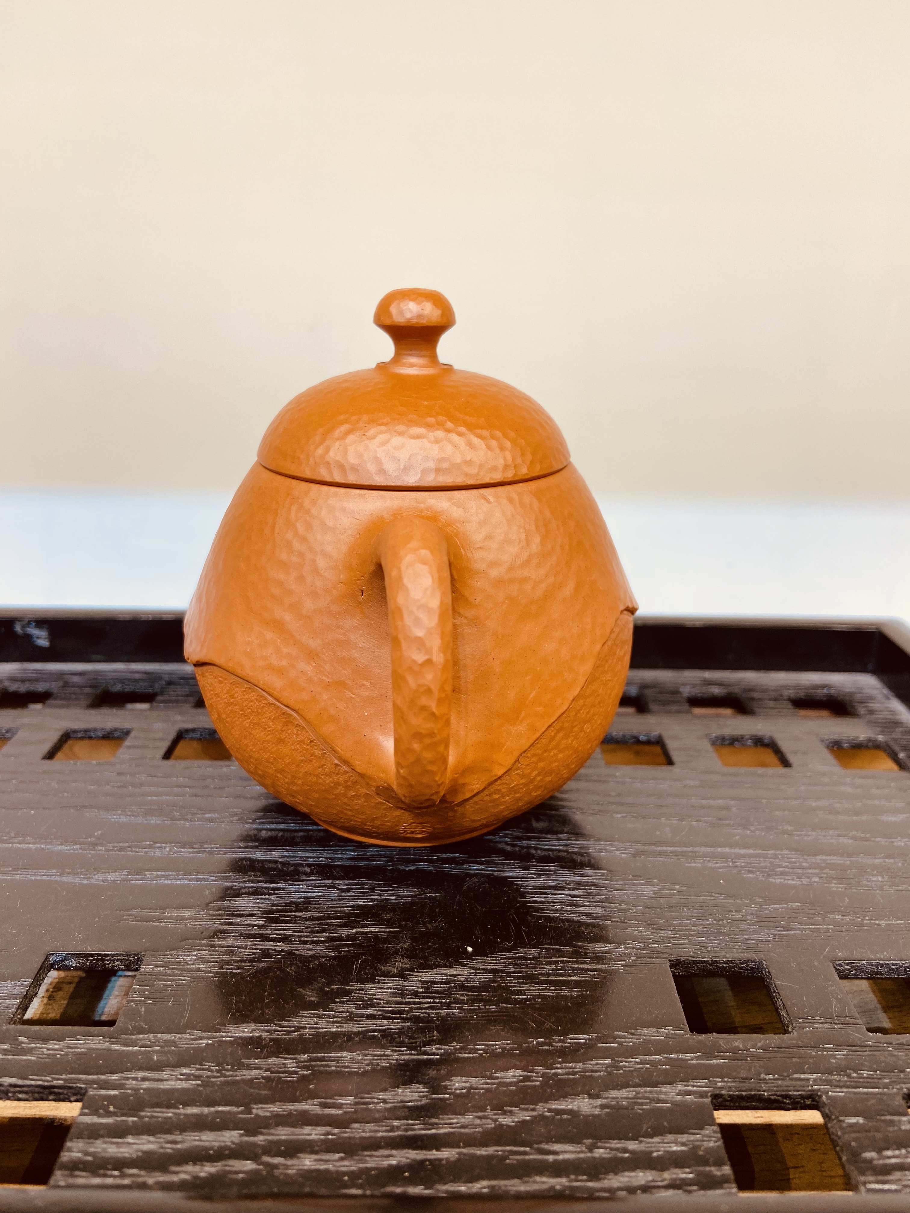 茶壶日本常滑烧  村田益规纯手工制作朱泥锤纹后手急须壶（九宫壶忘言姊妹款朱泥锤纹折叠层后手急须壶）详情4