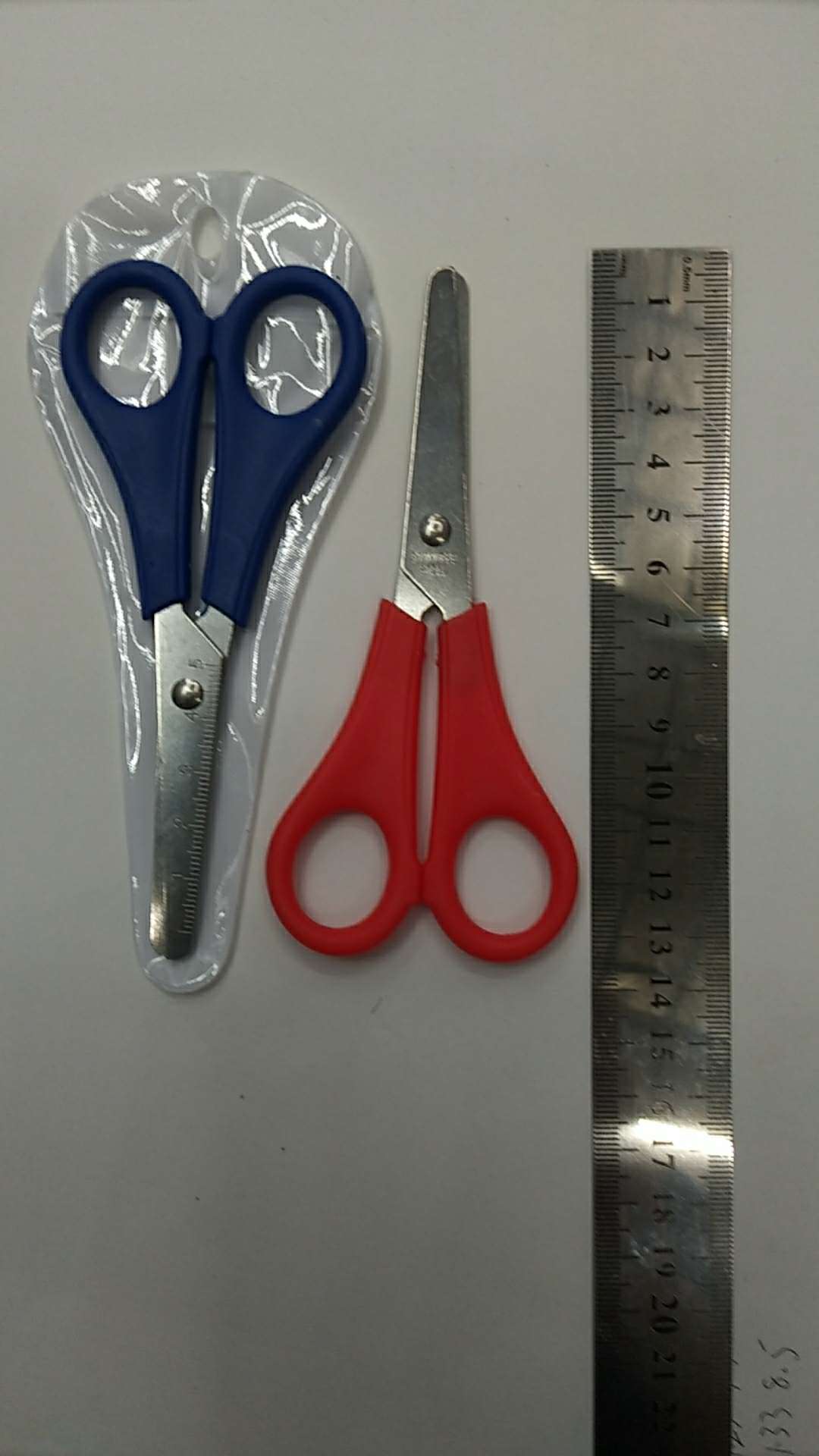 Five-inch cut scissors, student scissors, office student scissors, stationery and educational supplies scissors, children's scissors, children's handicraft scissors, hardware knives and scissors, office and sports hardware tools scissors Application Scenario