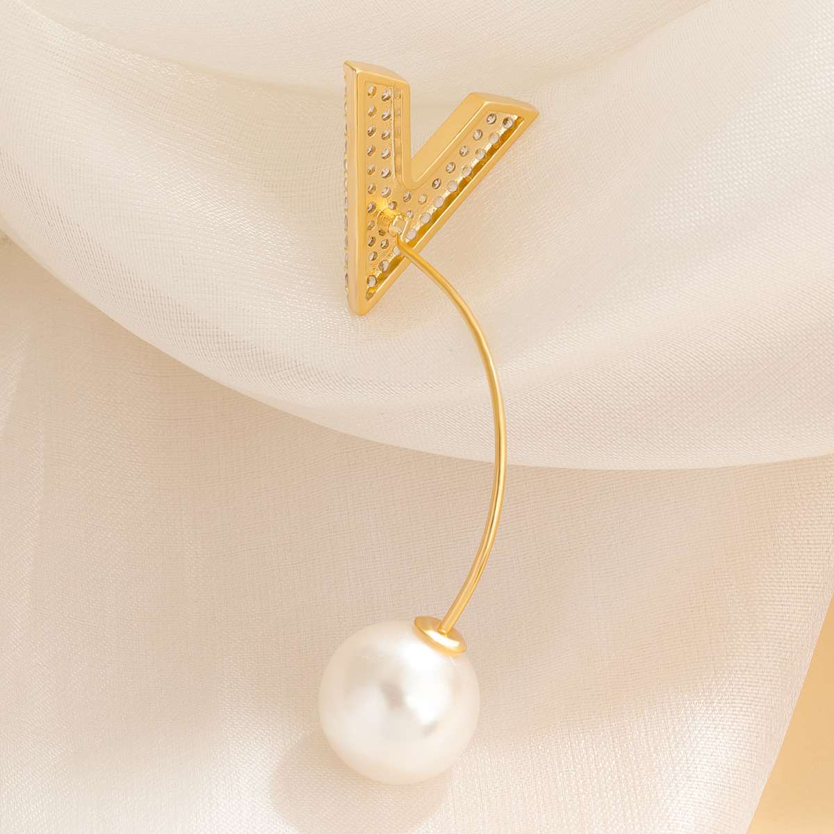 2021 new anti-glare V-shaped brooch with micro-inlaid zircon brooch, simple and high-end corsage clothing detail image 5