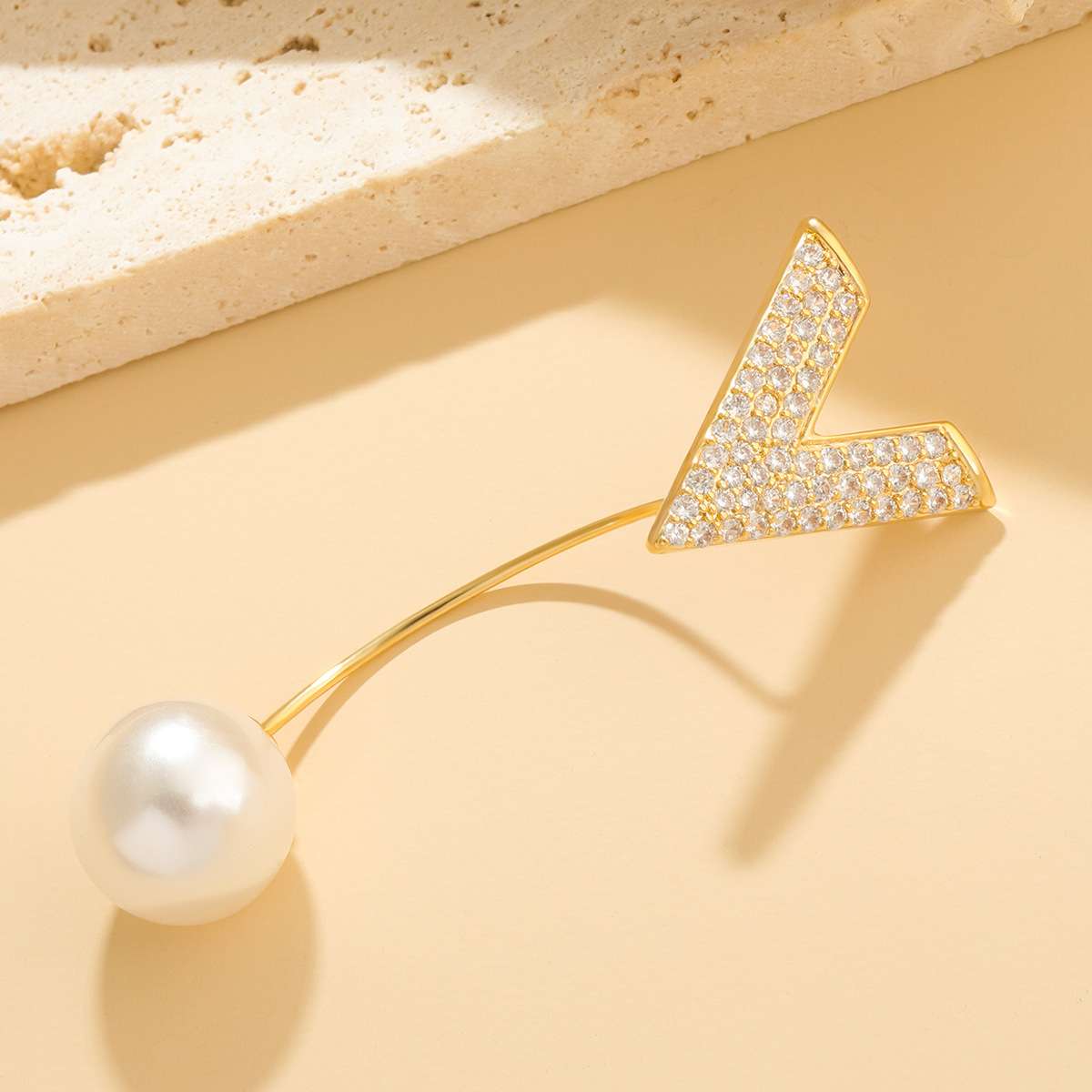 2021 new anti-glare V-shaped brooch with micro-inlaid zircon brooch, simple and high-end corsage clothing detail image 1