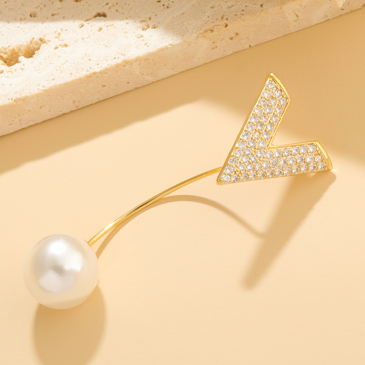 2021 new anti-glare V-shaped brooch with micro-inlaid zircon brooch, simple and high-end corsage clothing
