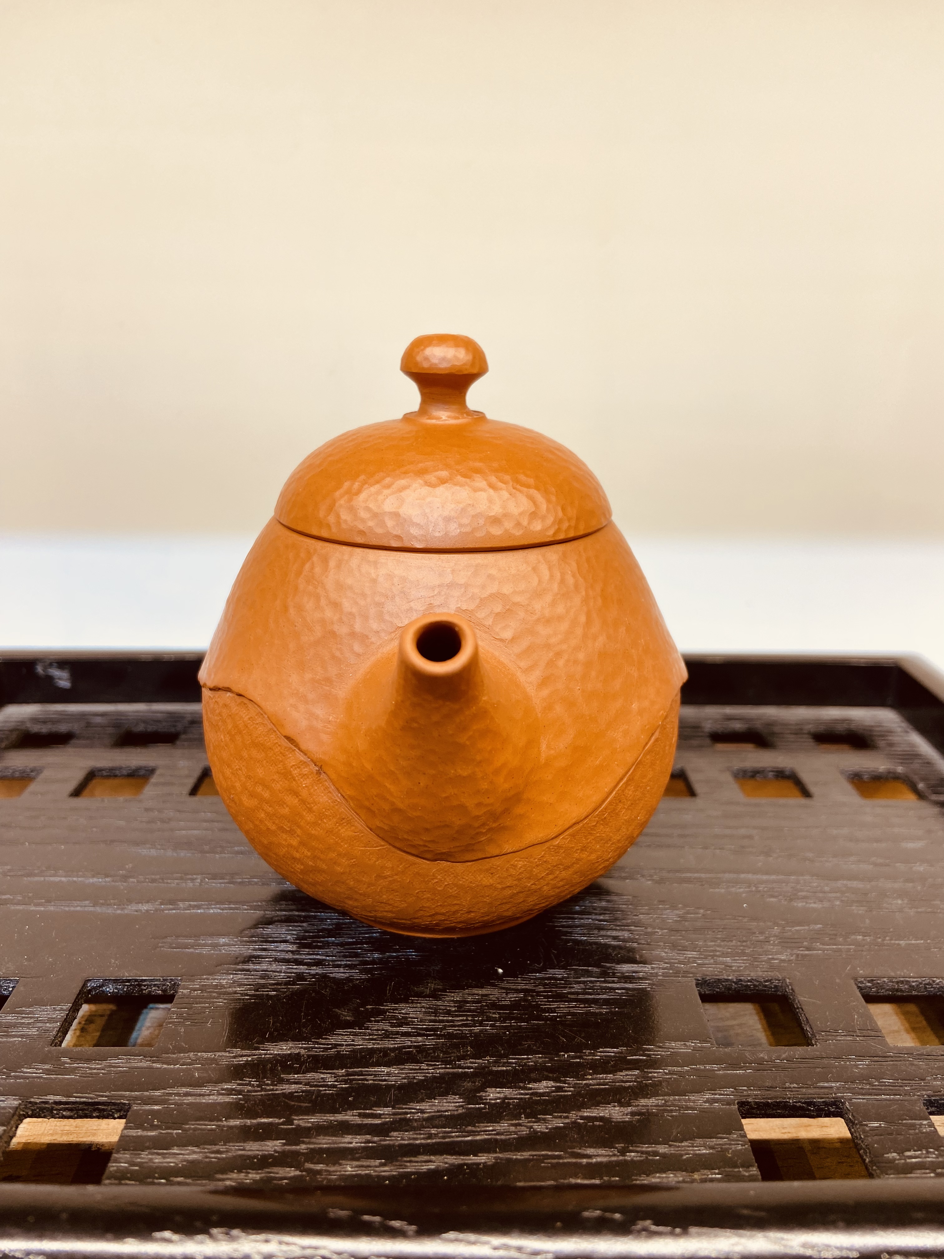 茶壶日本常滑烧  村田益规纯手工制作朱泥锤纹后手急须壶（九宫壶忘言姊妹款朱泥锤纹折叠层后手急须壶）详情2