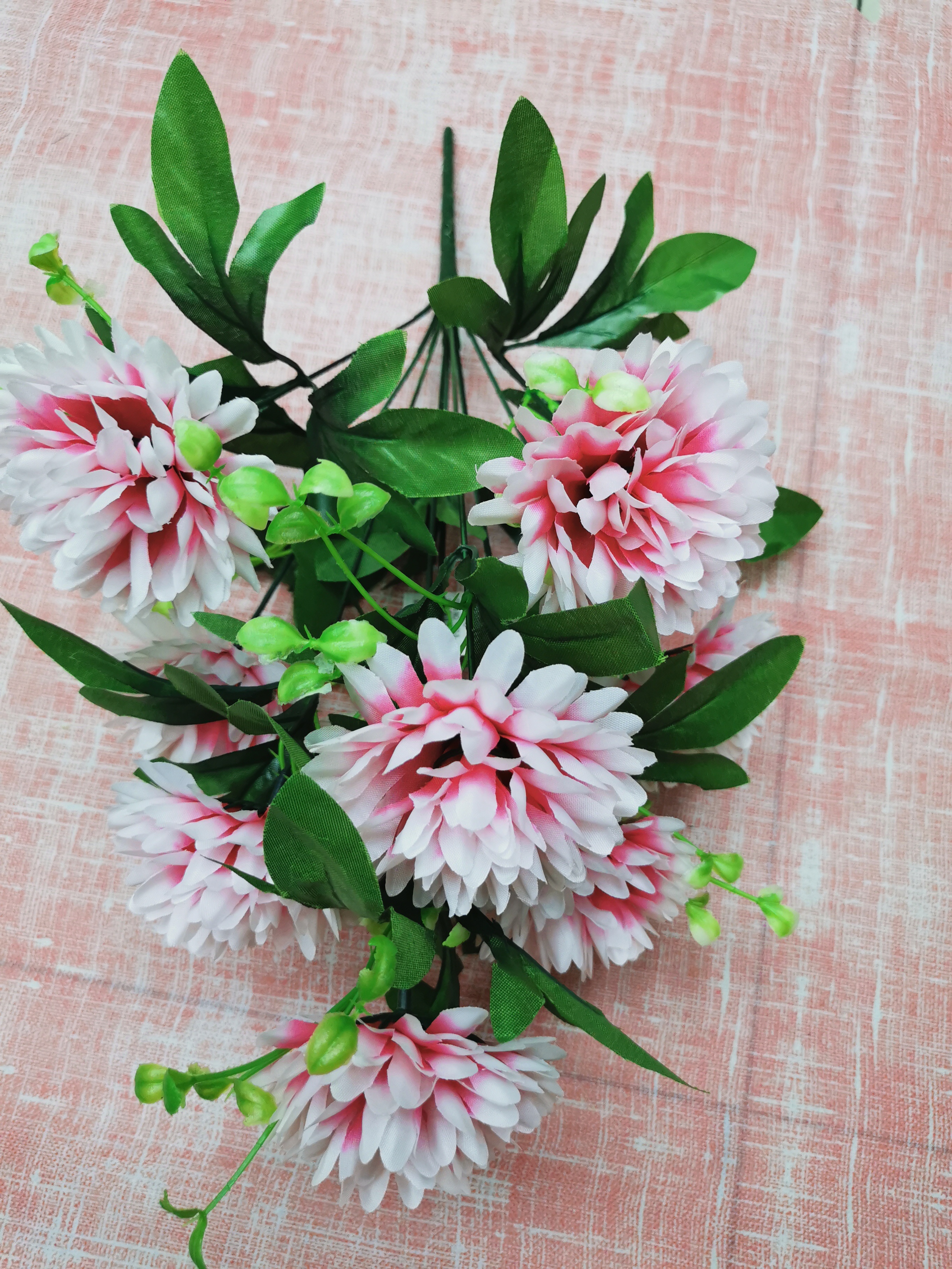 A crazy attack of 7 rose artificial flowers that subverts the world view Specification image