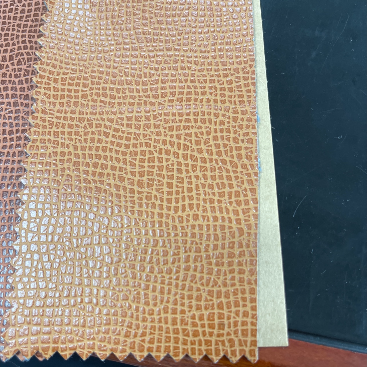 厂家防牛皮T122-4压花大量现货高中低档箱包沙发皮带面料直销细节图