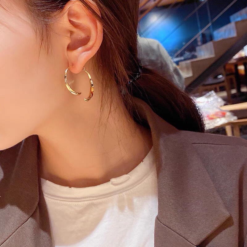 Net red design sense earrings personality simple exaggeration cold wind atmosphere earrings female thumbnail