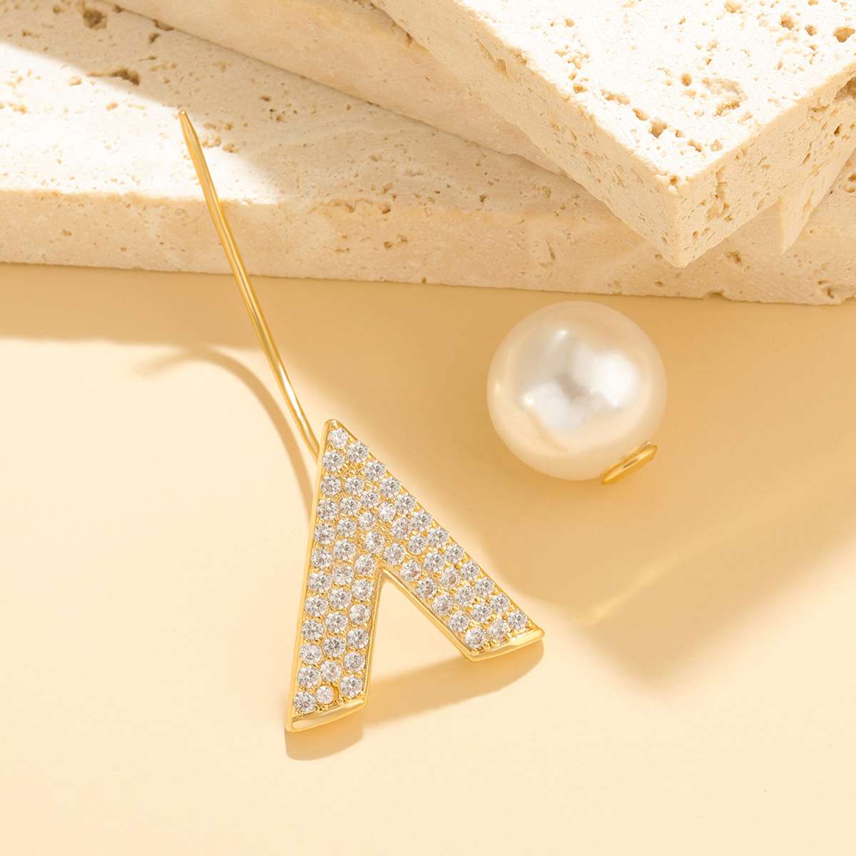 2021 new anti-glare V-shaped brooch with micro-inlaid zircon brooch, simple and high-end corsage clothing detail image 2