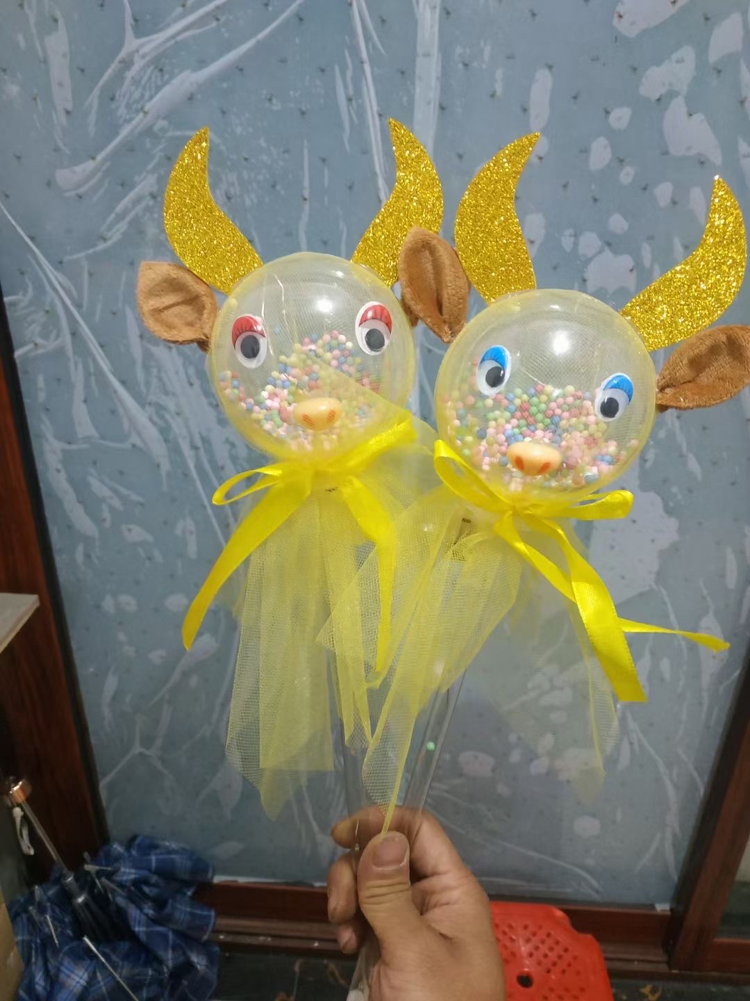 In the New Year of 2021, the Year of the Ox, Little Bull Light sticks, flash sticks, glow sticks, New Year's Eve concert, street stalls, children's luminous toys, new flash fairy sticks, flash sticks, children's luminous toys, street stalls, bounball balls, starry balls, cartoon magic details Picture