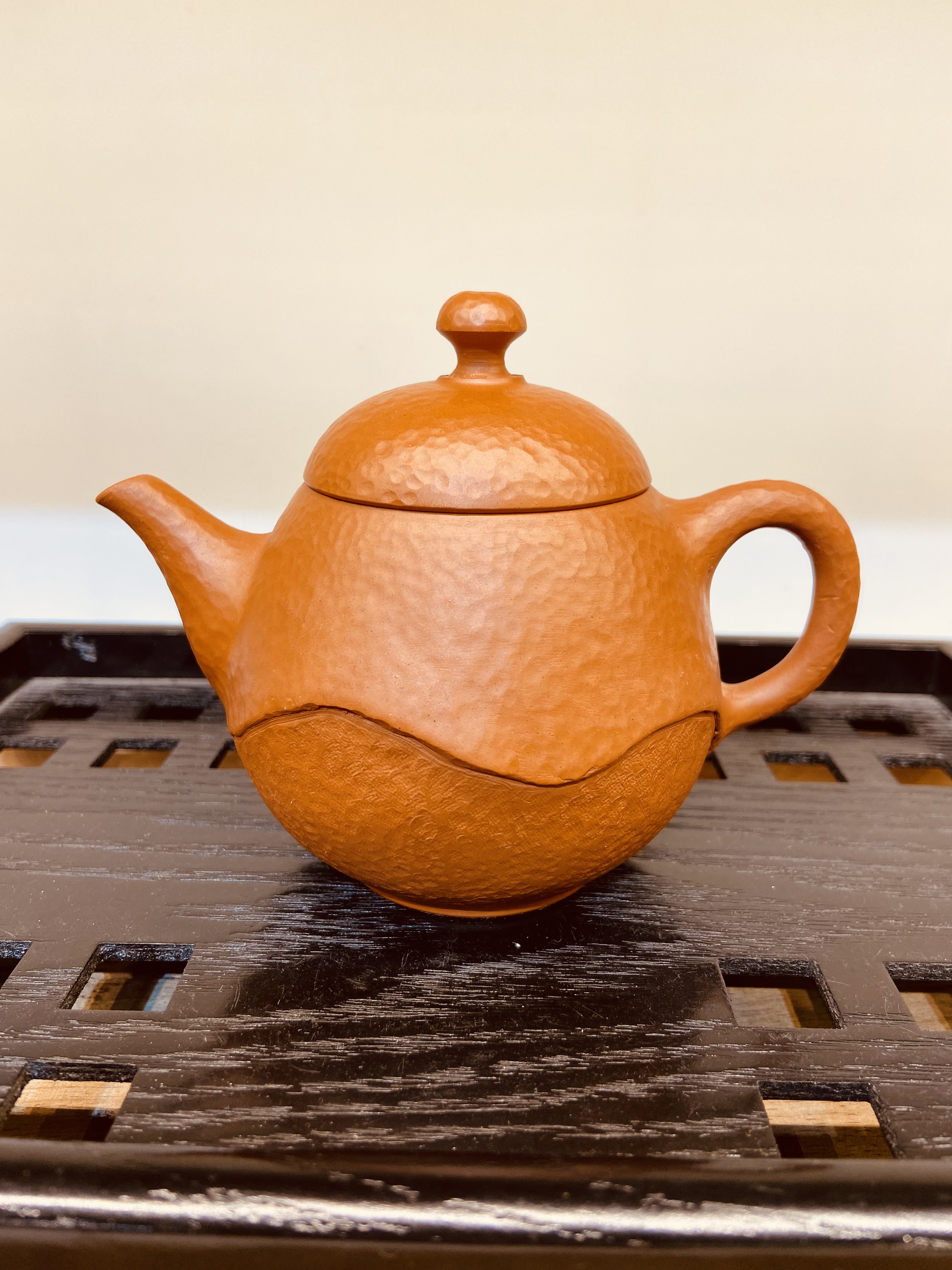 茶壶日本常滑烧  村田益规纯手工制作朱泥锤纹后手急须壶（九宫壶忘言姊妹款朱泥锤纹折叠层后手急须壶）详情1