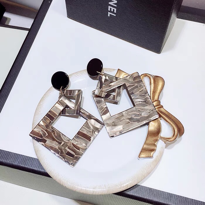 The new fashion personality exaggerated grain geometry light luxury fashion earrings women simple