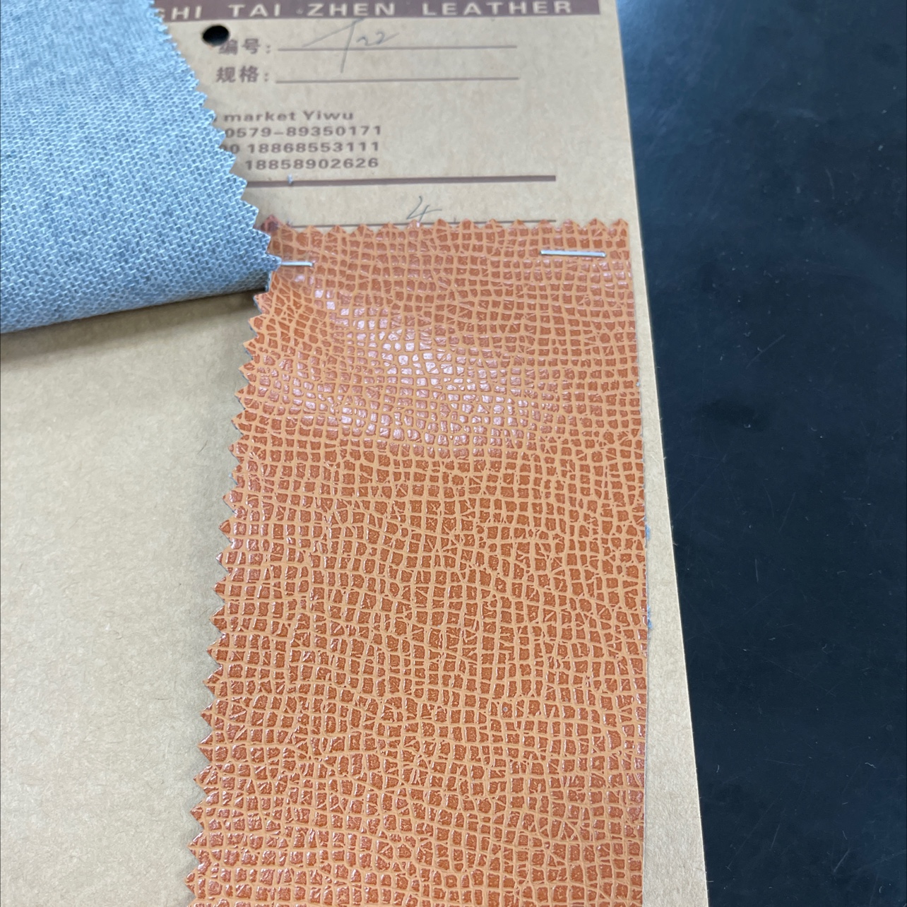 厂家防牛皮T122-4压花大量现货高中低档箱包沙发皮带面料直销