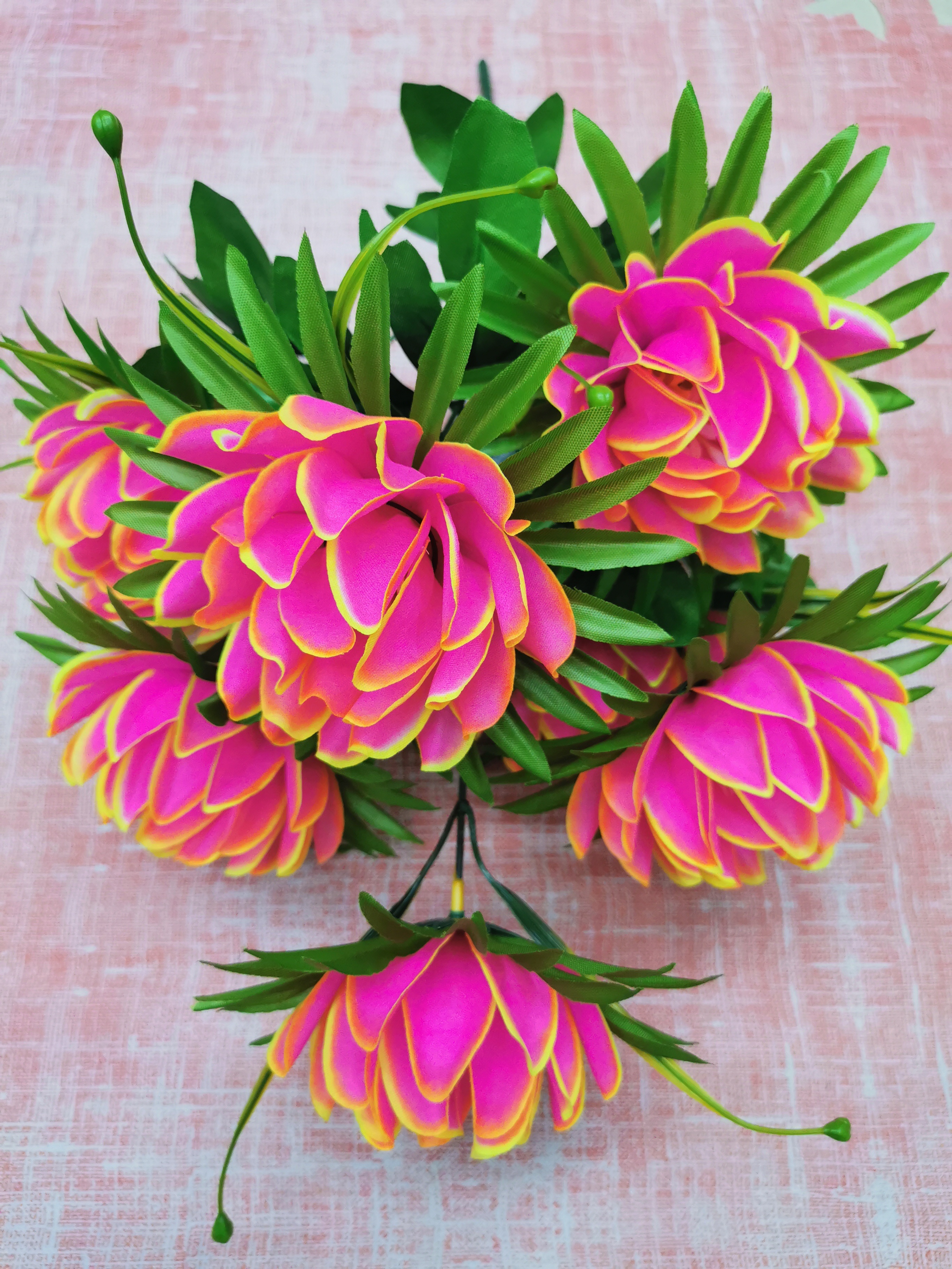The 8-head small round chrysanthemum 1 artificial flower style and good place are very stylish Application Scenario