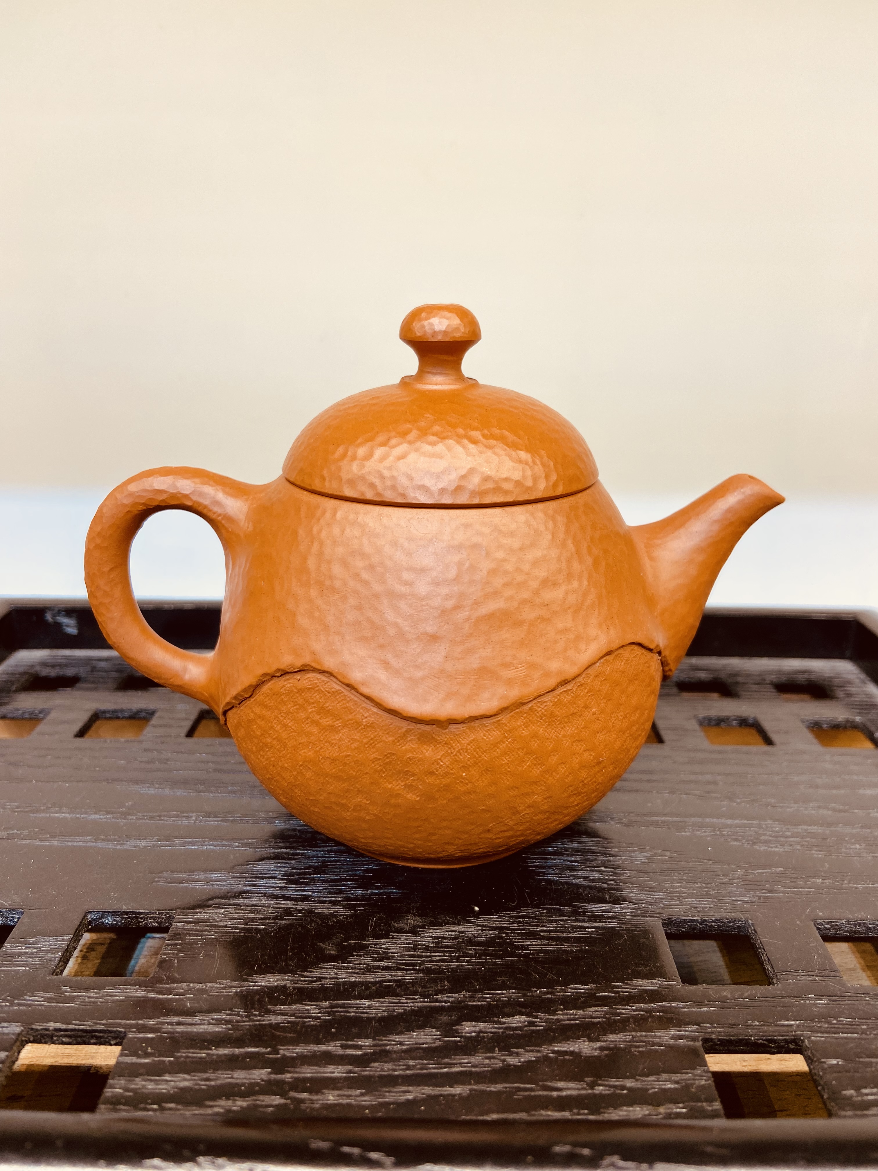 茶壶日本常滑烧  村田益规纯手工制作朱泥锤纹后手急须壶（九宫壶忘言姊妹款朱泥锤纹折叠层后手急须壶）