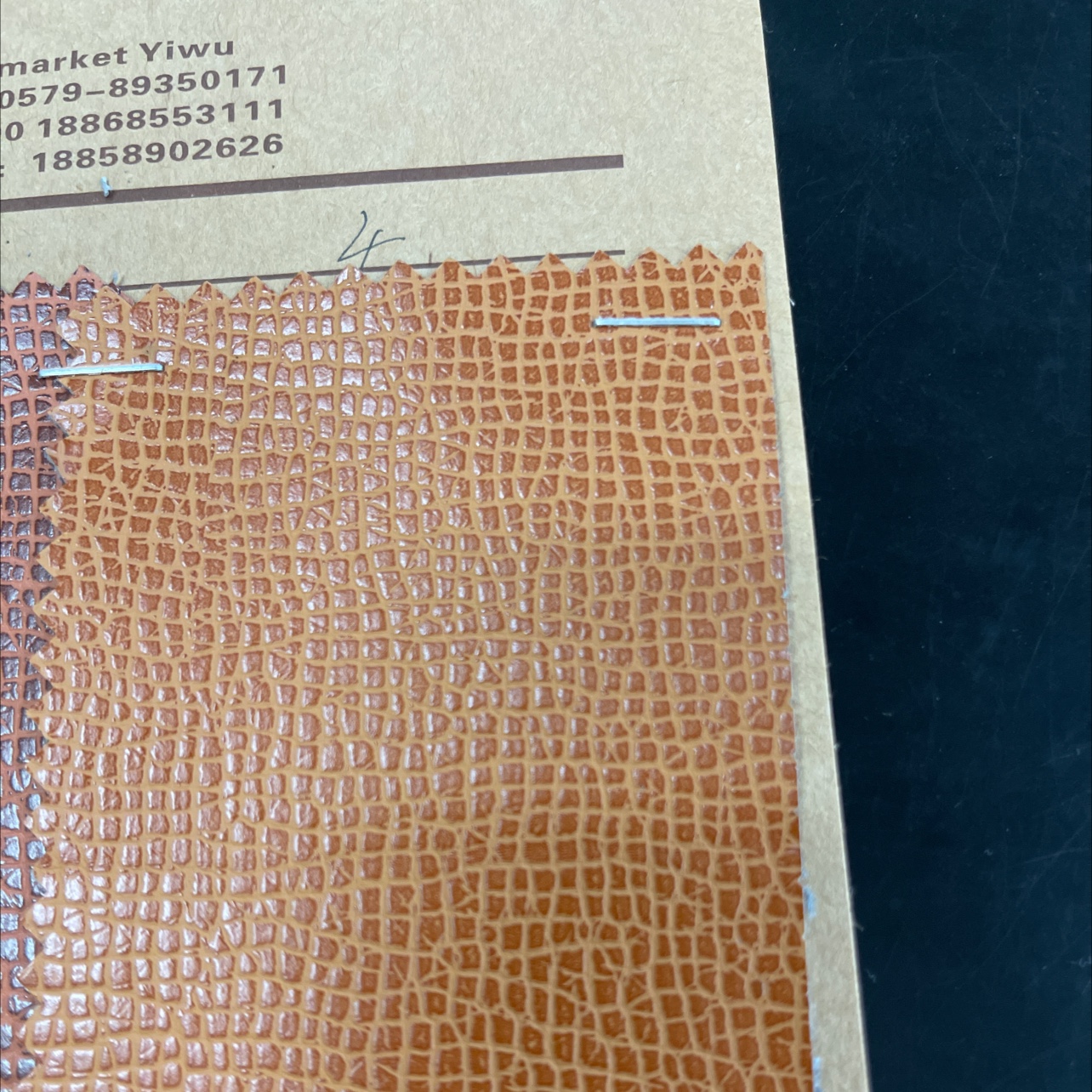 厂家防牛皮T122-4压花大量现货高中低档箱包沙发皮带面料直销产品图