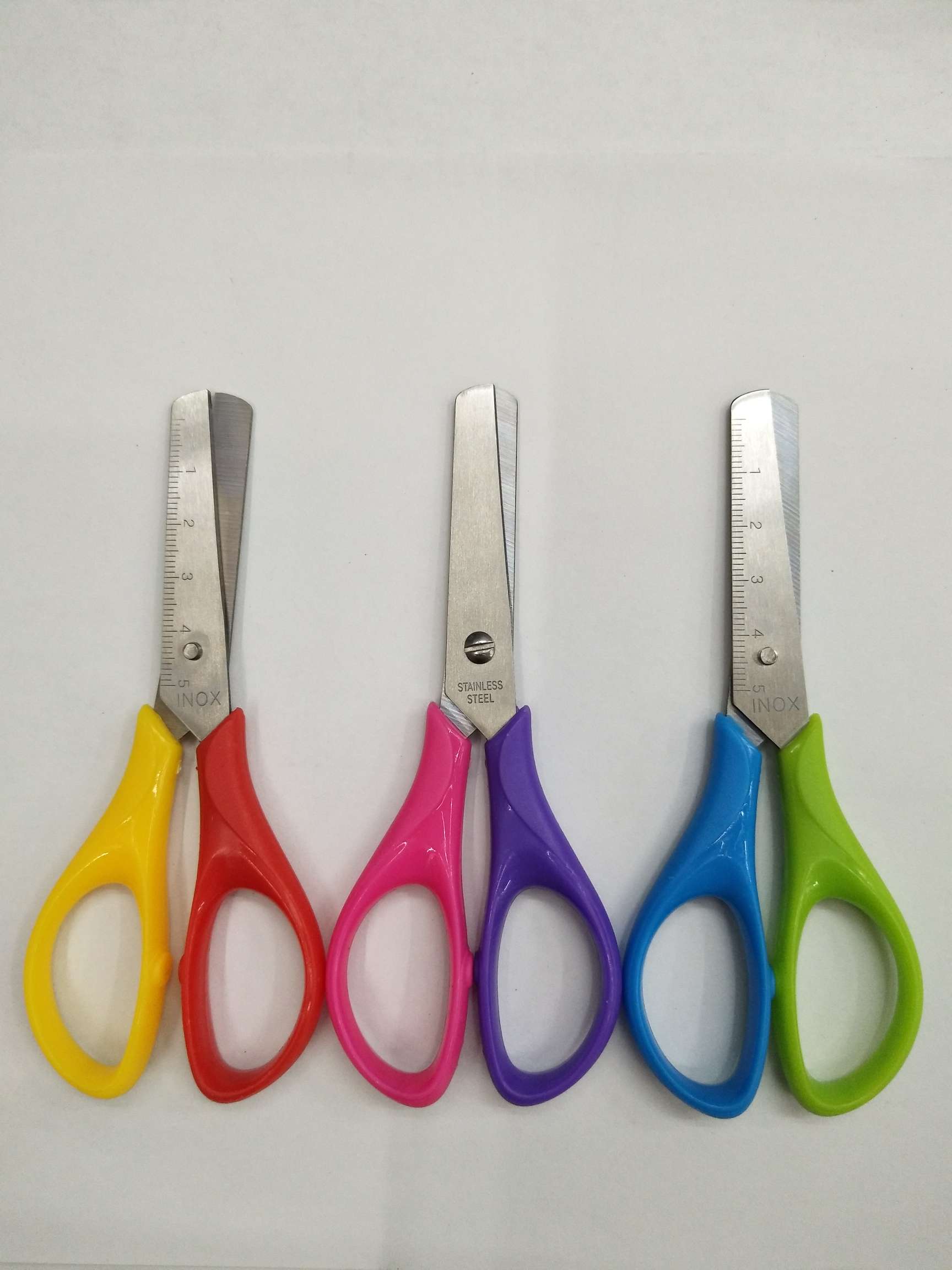 Office, educational and cultural scissors, student scissors, stationery scissors, hardware tool scissors, cutting tools, student two-color scissors with scales Specification drawing