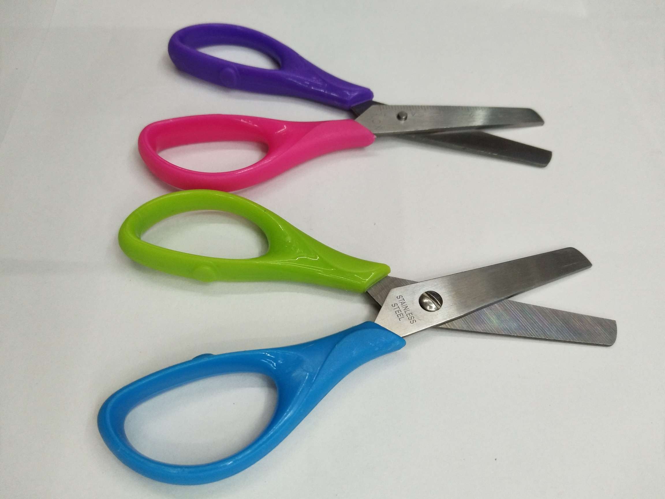 Office, educational and cultural scissors, student scissors, stationery scissors, hardware tool scissors, cutting tools, student two-color scissors with scales Application Scenario