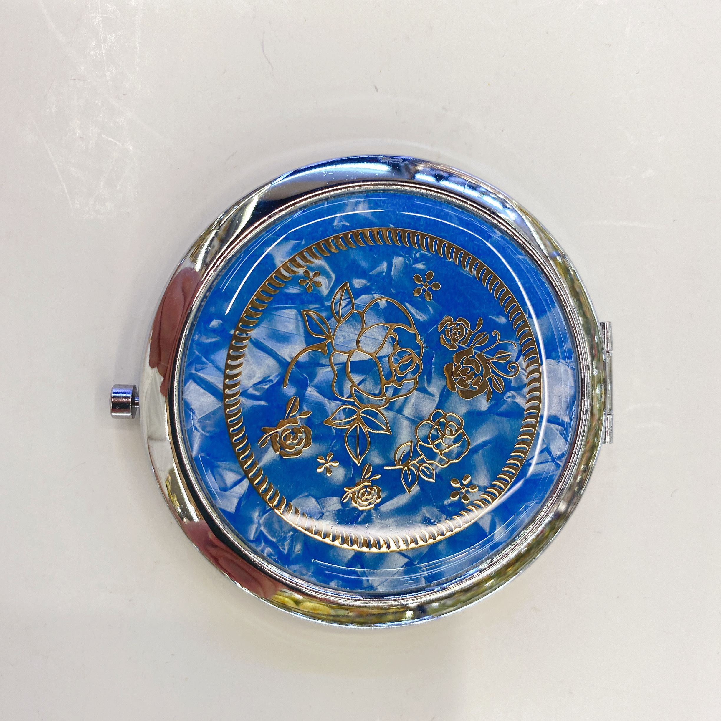 Dimengsi Handicrafts, Jewelry, Jewelry Box, Mirror, Hand-Customized Creative Gift Mirror, Plastic Gold Hollowed-Out Chrome Mirror, Imitation Shell Pattern A-03 Application Scenario